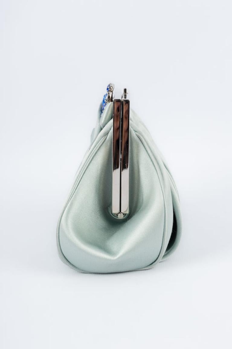 Dior - (Made in Italy) Sac du soir en satin de soie avec strass bleus et éléments métalliques argentés. Sac avec un numéro de série, collection 2007. Pour être mentionné, un fil est tiré.

Informations complémentaires :
Condit : Très bon