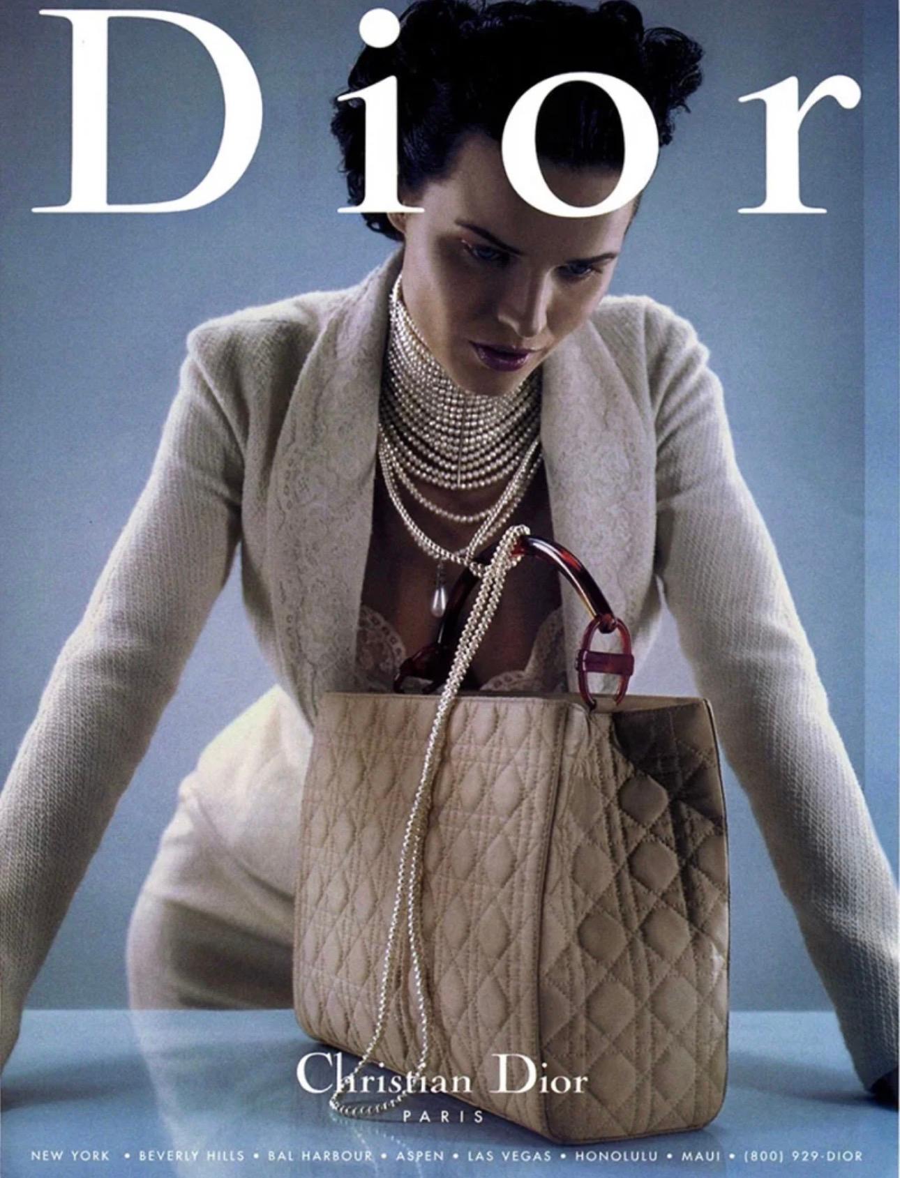 Christian Dior by John Galliano Ensemble veste et jupe texturées crème - Automne 1998 (FR 38)

Un ensemble rare et magnifiquement préservé de Christian Dior Automne 1998, conçu par John Galliano durant ses premières années de formation et de