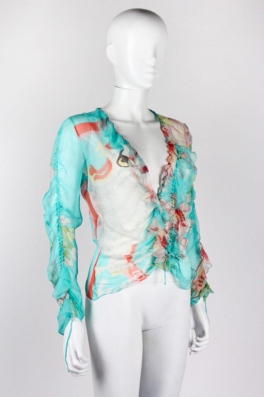 Camicetta di Christian Dior, dalla collezione Autunno/Inverno 2003. Stampa come quella vista in passerella. Seta velata blu con motivo floreale. Dettagli di arricciatura sul davanti e sulle maniche.

Condizione
Molto buono

Dimensione marcata
UK 14.