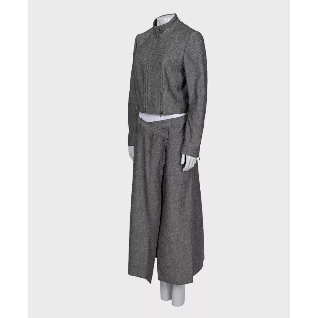 Assolutamente stupendo e raro abito in lana di Christian Dior della collezione Autunno 2003, disegnato dall'iconico John Galliano. Questo abito squisito comprende una giacca sartoriale e una maxi gonna abbinata, entrambe realizzate in lussuosa pura