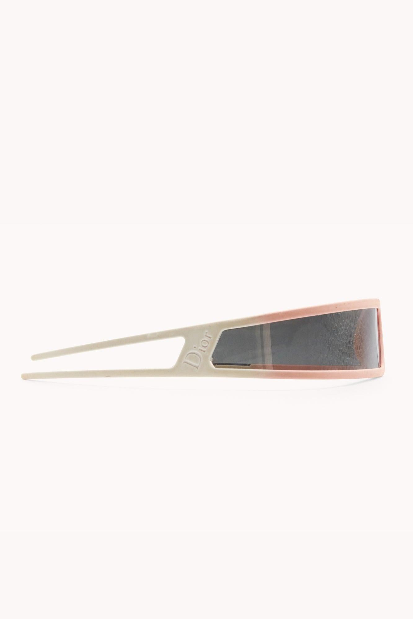 Gafas de sol rosas y blancas con tiras de Christian Dior by John Galliano de la colección Otoño-Invierno 2003, tal y como se vieron en la pasarela y en la campaña de esa temporada, en diferentes combinaciones de colores.