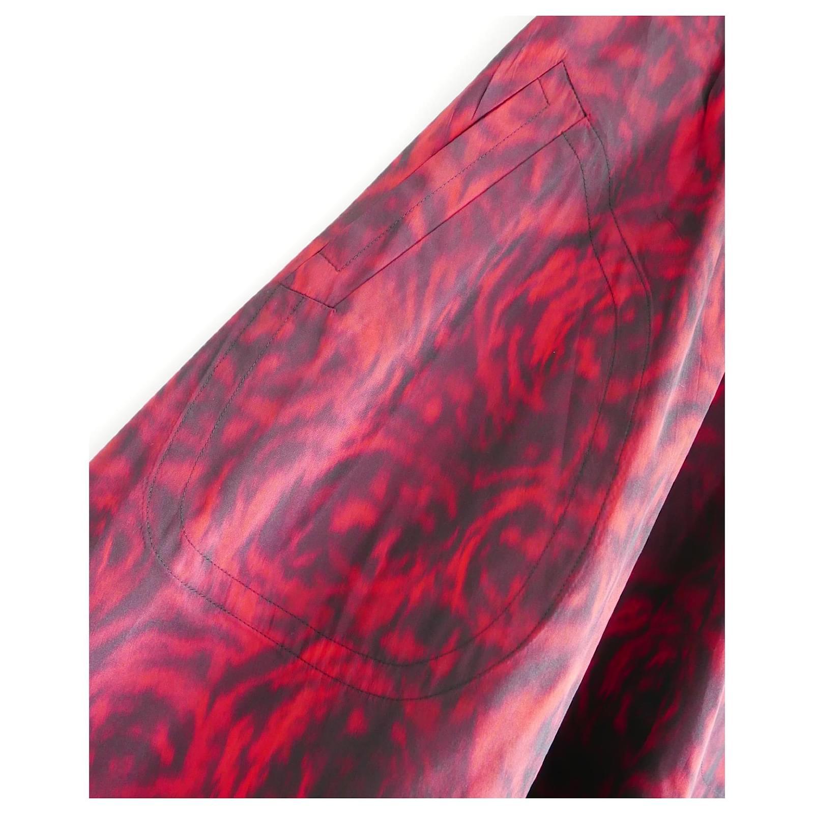 Gorgeous Christian Dior blurred rose taffeta midi skirt from the Fall 2021 collection. This print was also featured in the Ad Campaign. Bought for £1950 and unworn. Made from crisp blurred rose print silk taffeta, it has a super full shape with