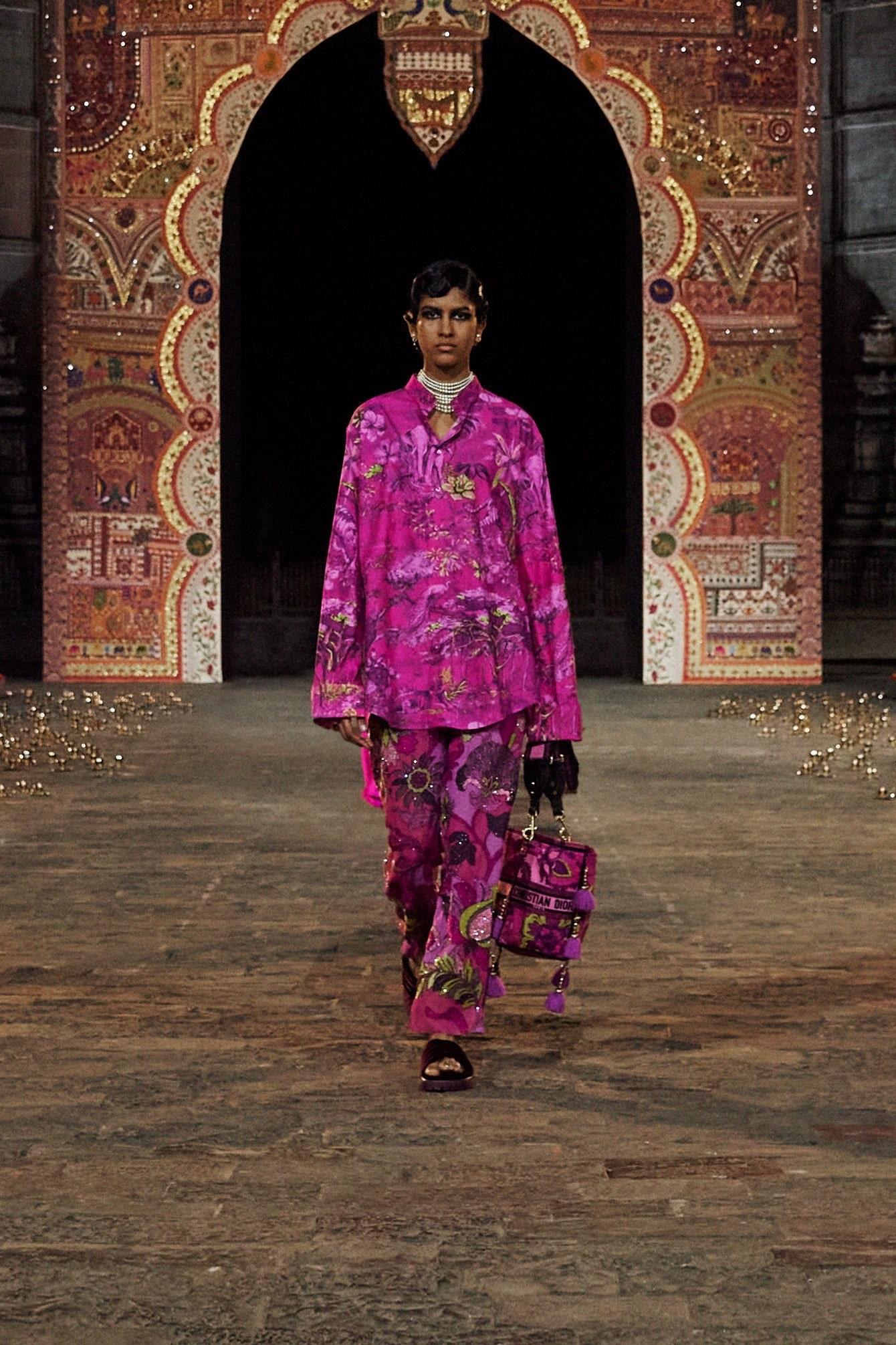 Cette magnifique combinaison d'occasion mais neuve de la maison Christian Dior fait partie de la collection automne 2023 présentée à l'historique Gateway of India à Mumbai. 
Cette combinaison est confectionnée dans une Toile de Jouy Dior réimaginée