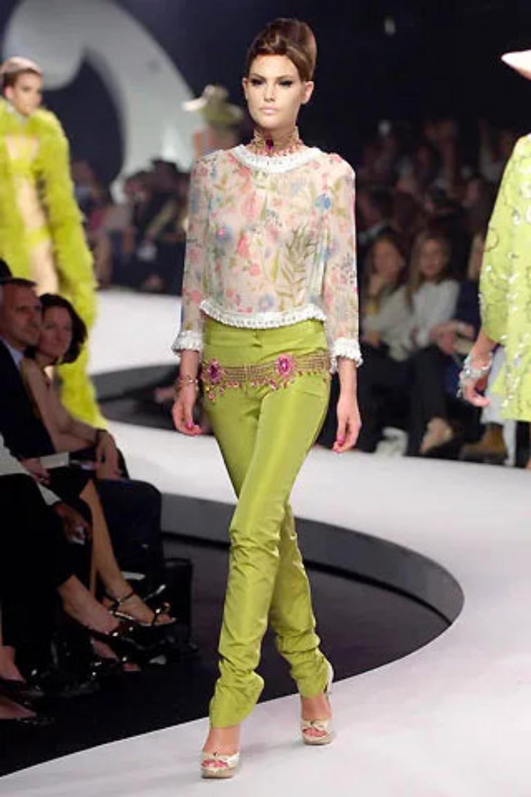 Dior - Seidentop mit Blumenmuster, eingefasst mit cremefarbener Seide und bestickt mit silbernen und weißen Perlen. Keine Größenangabe, es passt eine 36FR. 2008 Resort Collection'S.

Zusätzliche Informationen:
Zustand: Sehr guter
