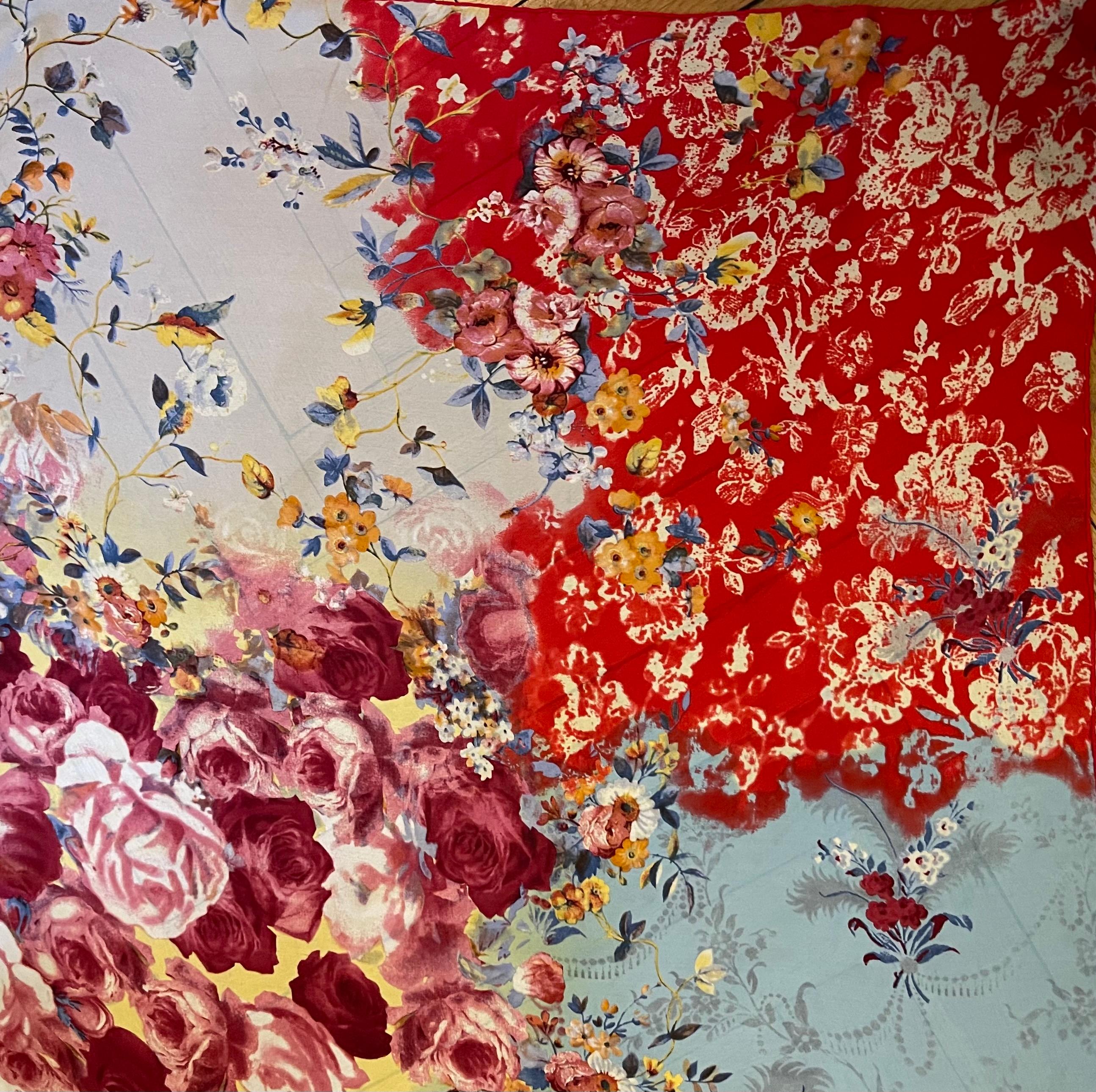 Pañuelo de seda floral Christian Dior. Precioso pañuelo de seda que representa un arreglo floral, los colores son bonitos y vibrantes perfectos para una tarde de verano o primavera. La seda es muy fina, lo que la hace transparente y muy buscada por