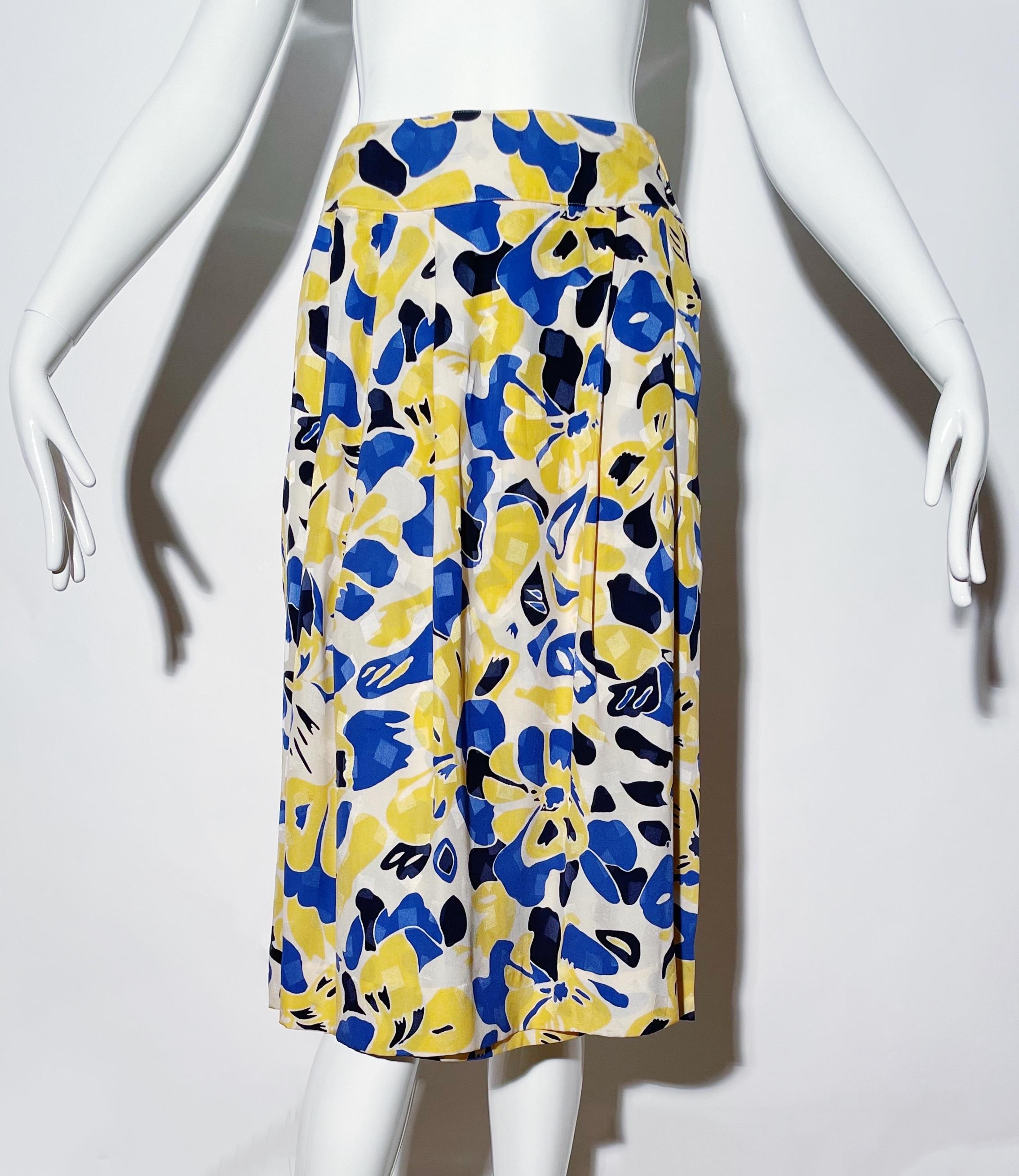 Yellow floral skirt. Pleated. Side button closure. Side pockets. Silk. Made in Korea. 
*Condition: Excellent vintage conditioning. No visible flaws.

Measurements Taken Laying Flat (inches)—
Waist: 26 in.
Hip: 39 in.
Length: 28 in.
Marked size: 10