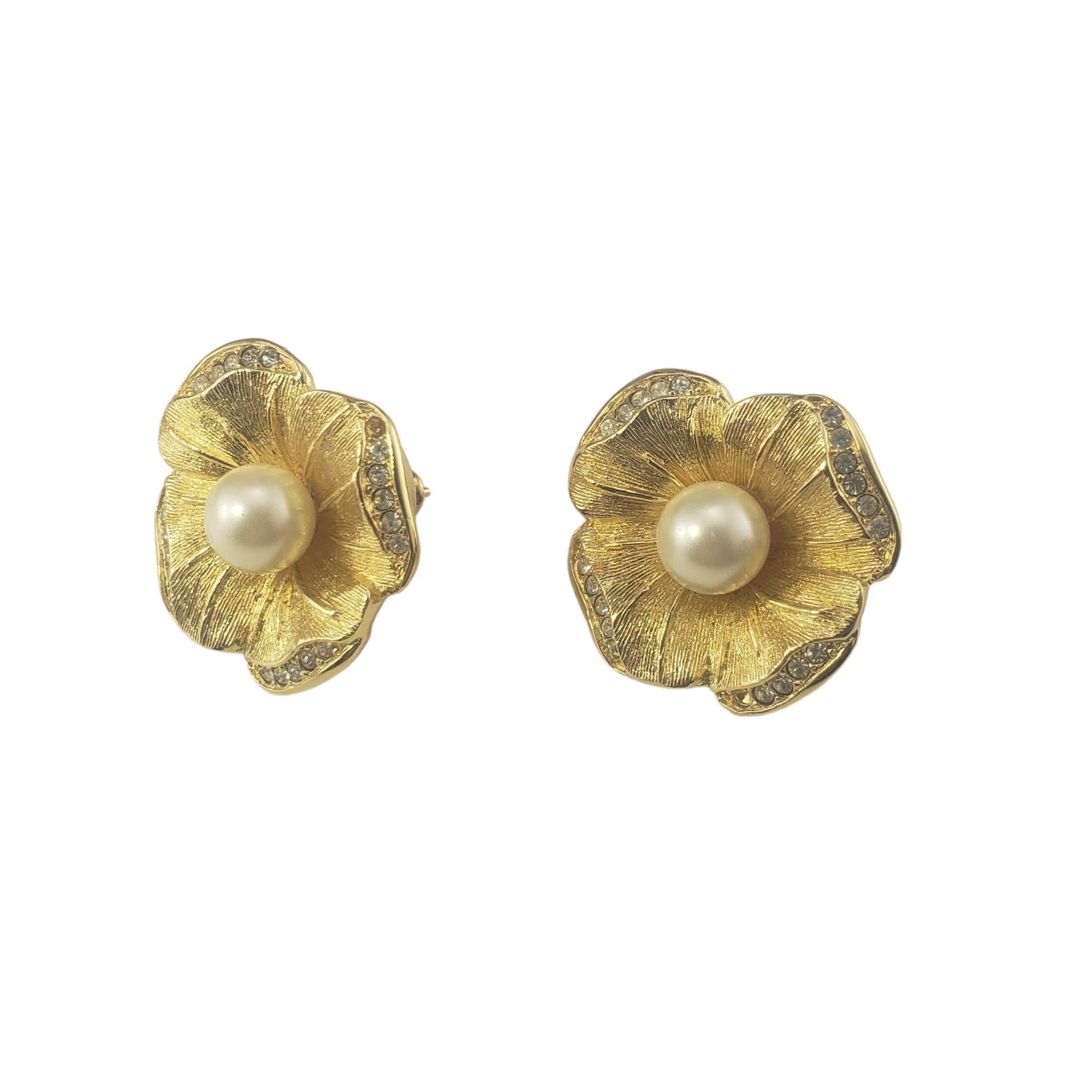 Vintage Christian Dior Flower Earrings-

These elegant flower earrings by Christian Dior each feature one faux pearl and sparkling crystals.  Push back closures.

Size: 25 mm

Hallmark:  Chr.Dior

Weight: 7.7 dwt./ 12.0 gr.

Very good condition,