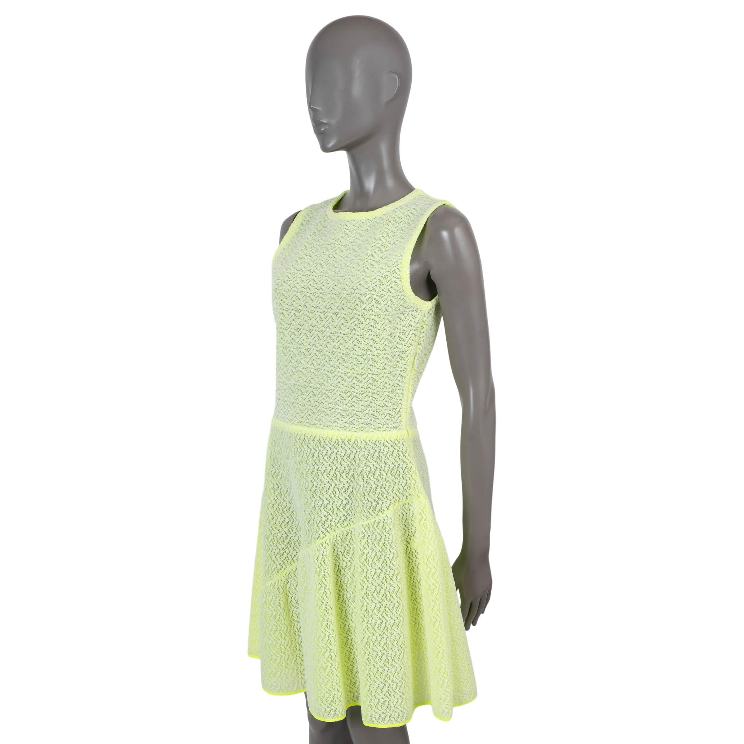 100% auténtico vestido acampanado sin mangas Christian Dior de encaje blanco transparente de viscosa (34%), poliéster (32%) y poliamida (34%) con una segunda capa entretejida de encaje amarillo fluorescente. Se abre con una cremallera lateral. Se ha