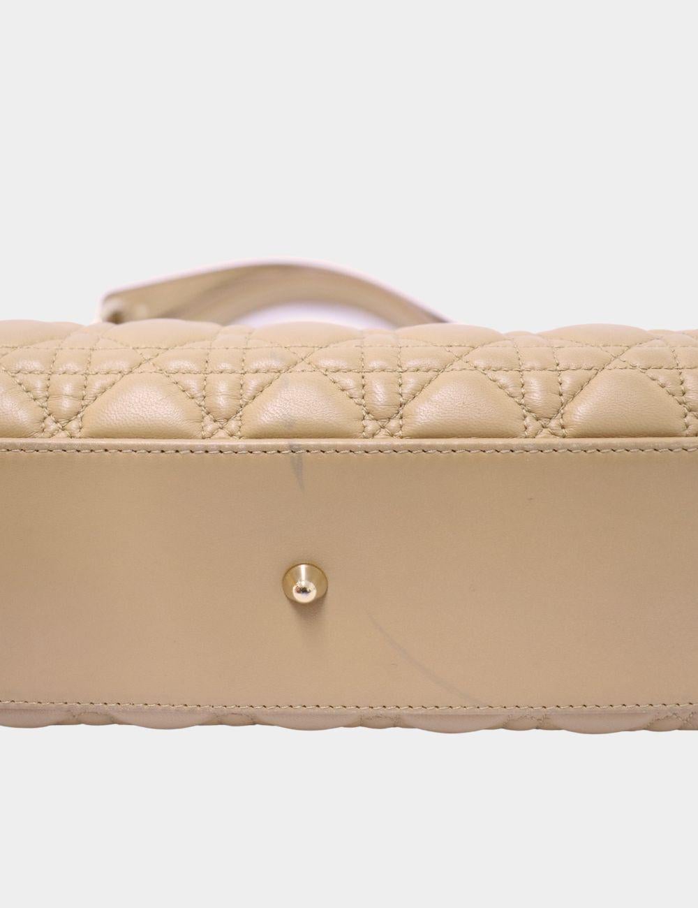 La elegancia atemporal se une al diseño icónico con este Bolso Acolchado Christian Dior Cannage. Confeccionado en lujosa piel de cordero beige, este bolso bandolera estructurado presenta el acolchado Cannage característico de Dior, asas dobles de