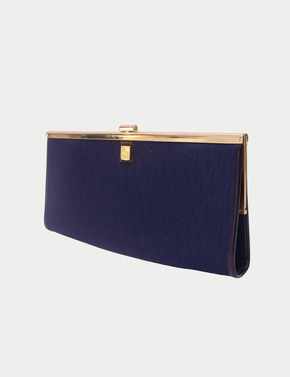 Bolso vintage Christian Dior en jacquard con logotipo azul marino y marco dorado

Añade un toque de elegancia vintage a tu colección con este auténtico clutch Christian Dior de jacquard azul marino. Confeccionada en el característico tejido con el