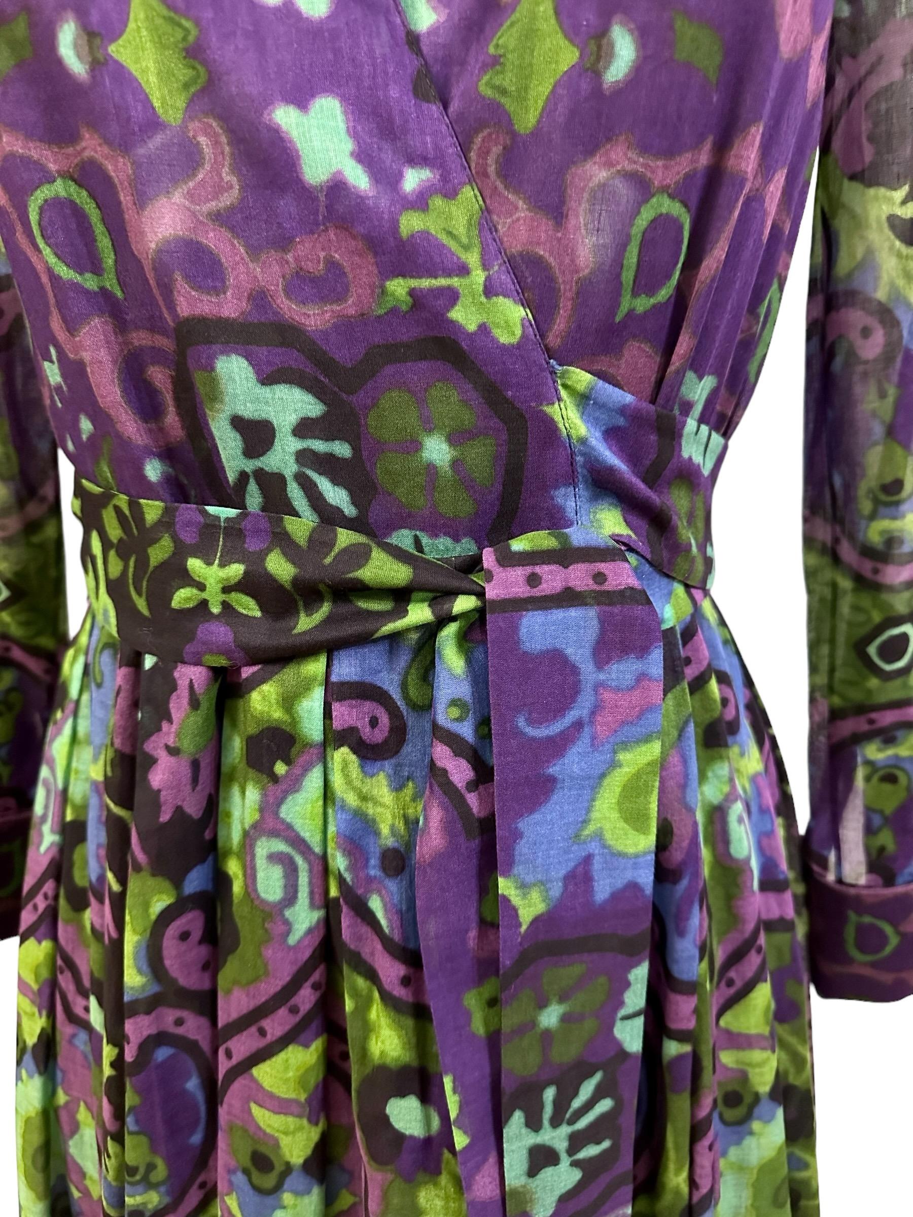 Dieses schöne gebrauchte, aber neue Christian Dior Kleid ist Teil der Dior Fall 2023 Kollektion, die im Gate of India in Mumbai gezeigt wurde.
Es ist in einem schönen leichten Baumwollschleier in einer subbtle Mischung aus grünen, lila und schwarzen