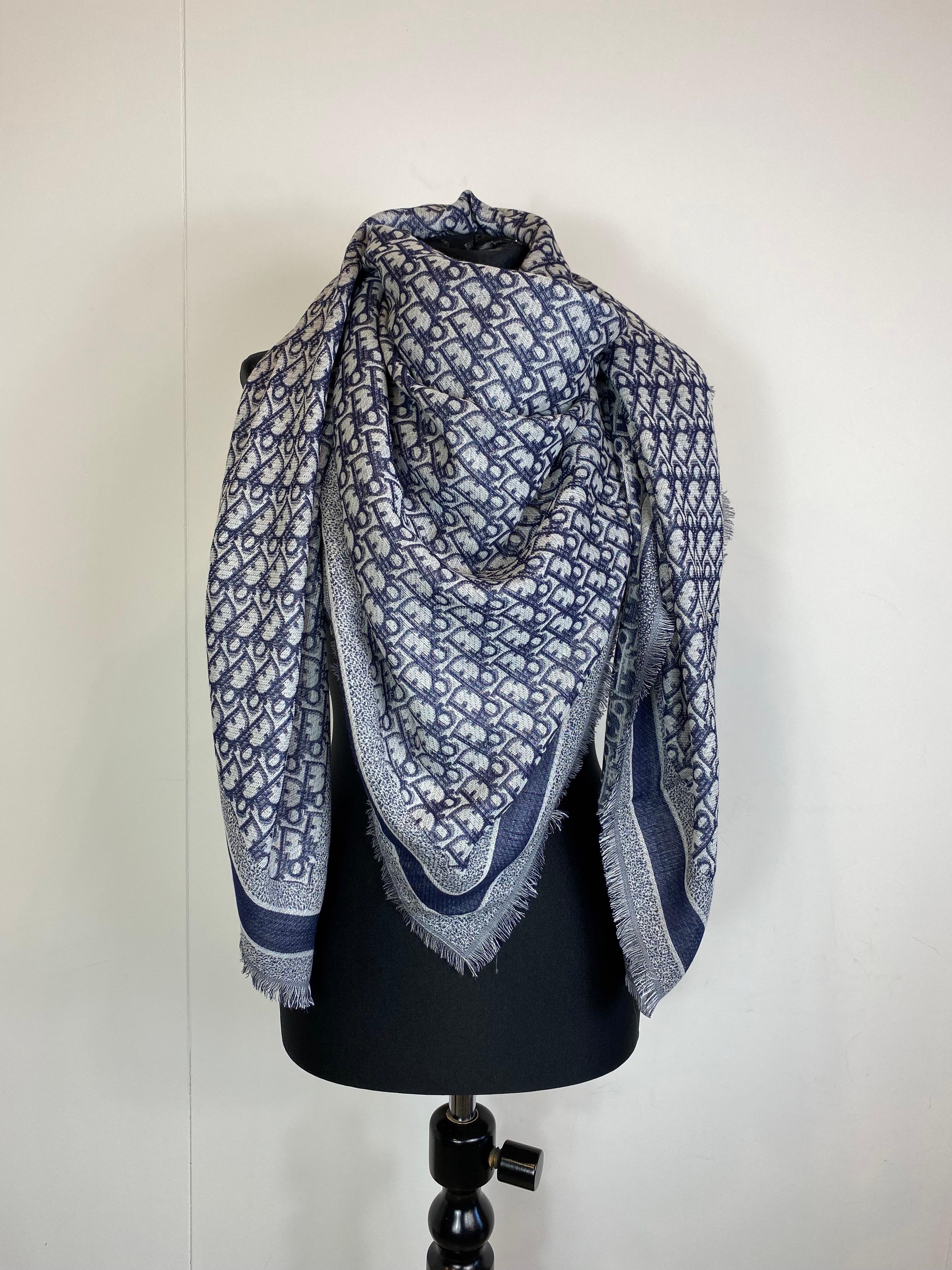 Christian Dior monogram scarf in wool and silk.
New, without a tag.

140 cm x 140 cm
