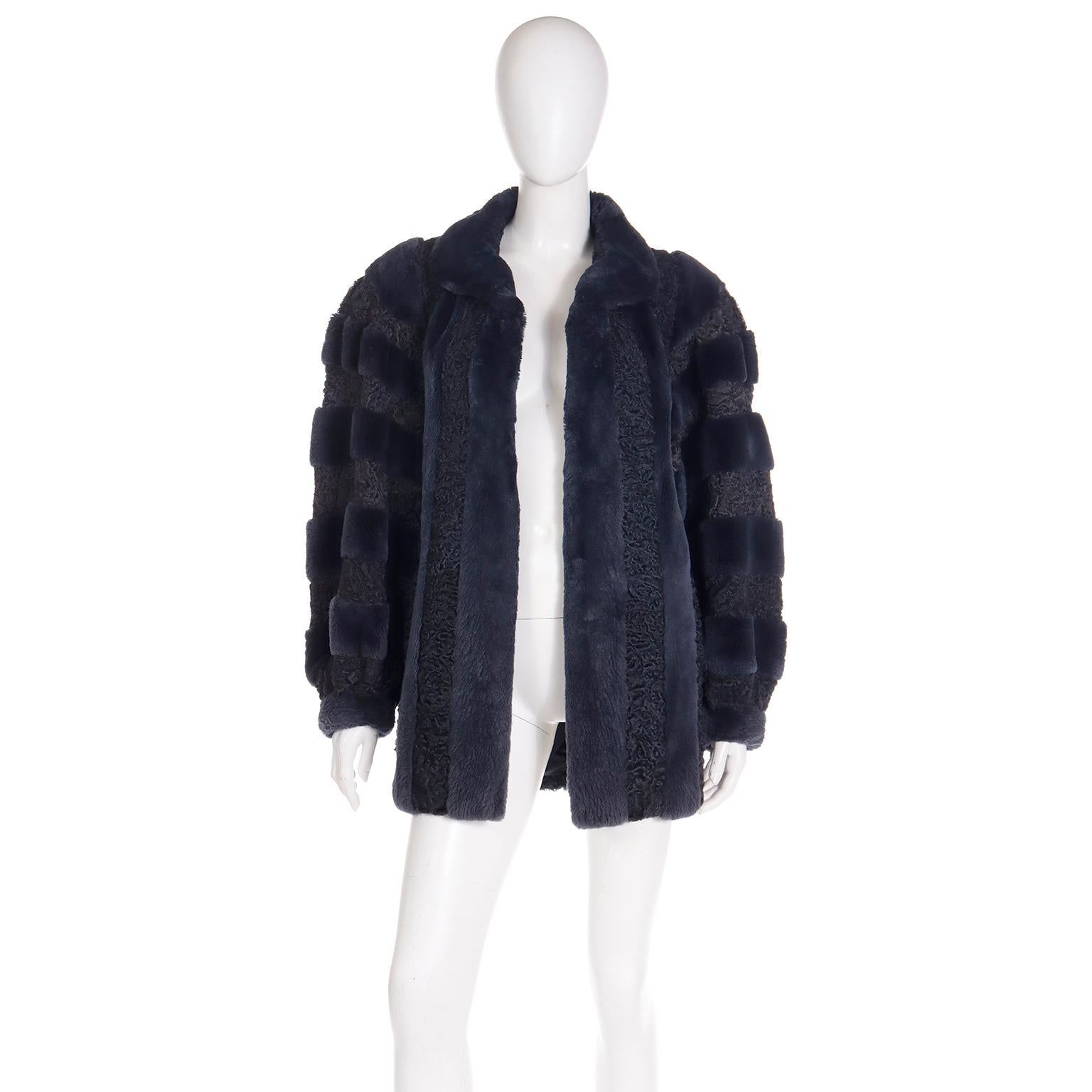 Il s'agit d'une veste vintage des années 1980 de Christian Dior avec des rangées alternées de fourrure de tondeur teinte en bleu et de laine d'agneau noire de Perse. Nous adorons la façon dont ce manteau est construit et la magnifique doublure en