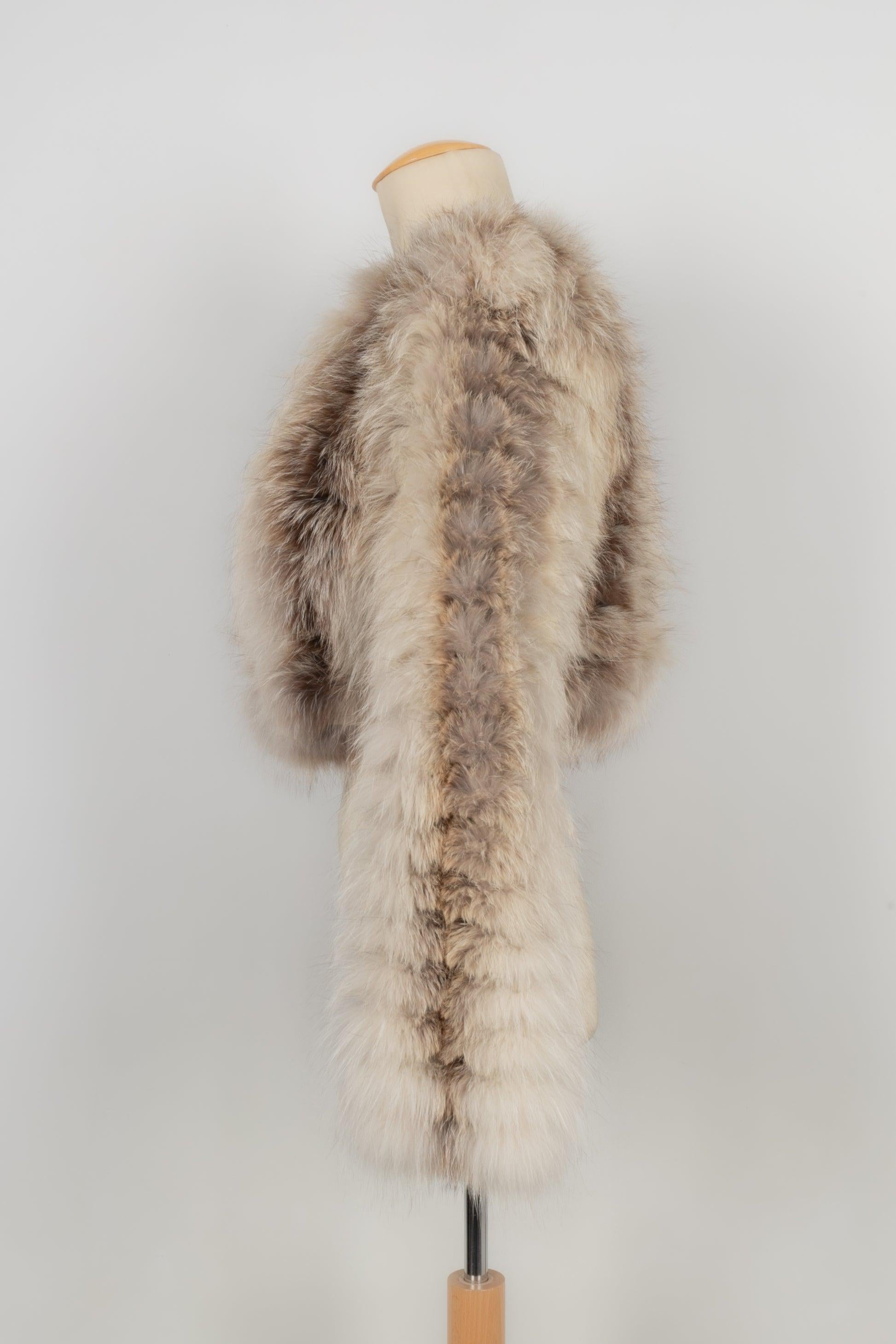 Dior - (Made in Italy) Fox fur jacket with a silk lining. Indicated size 36FR. 2003 Collection.

Additional information:
Condition: Very good condition
Dimensions: Shoulders: 42 cm
Sleeve length: 58 cm
Length: 43 cm

Seller reference: FV188