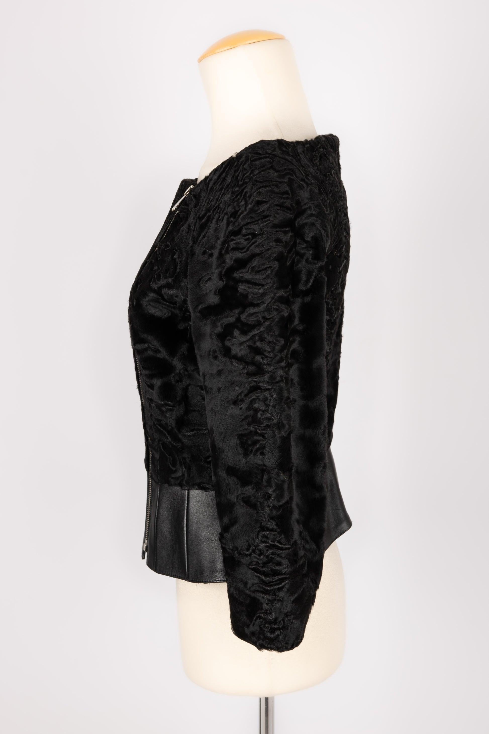 Dior - (Made in France) Giacca corta in pelliccia di Astrakan e pelle di agnello. Fodera in seta. Indicata la taglia 36FR.

Informazioni aggiuntive:
Condizioni: Ottime condizioni
Dimensioni: Petto: 45 cm - Lunghezza maniche: 40 cm - Lunghezza: 43