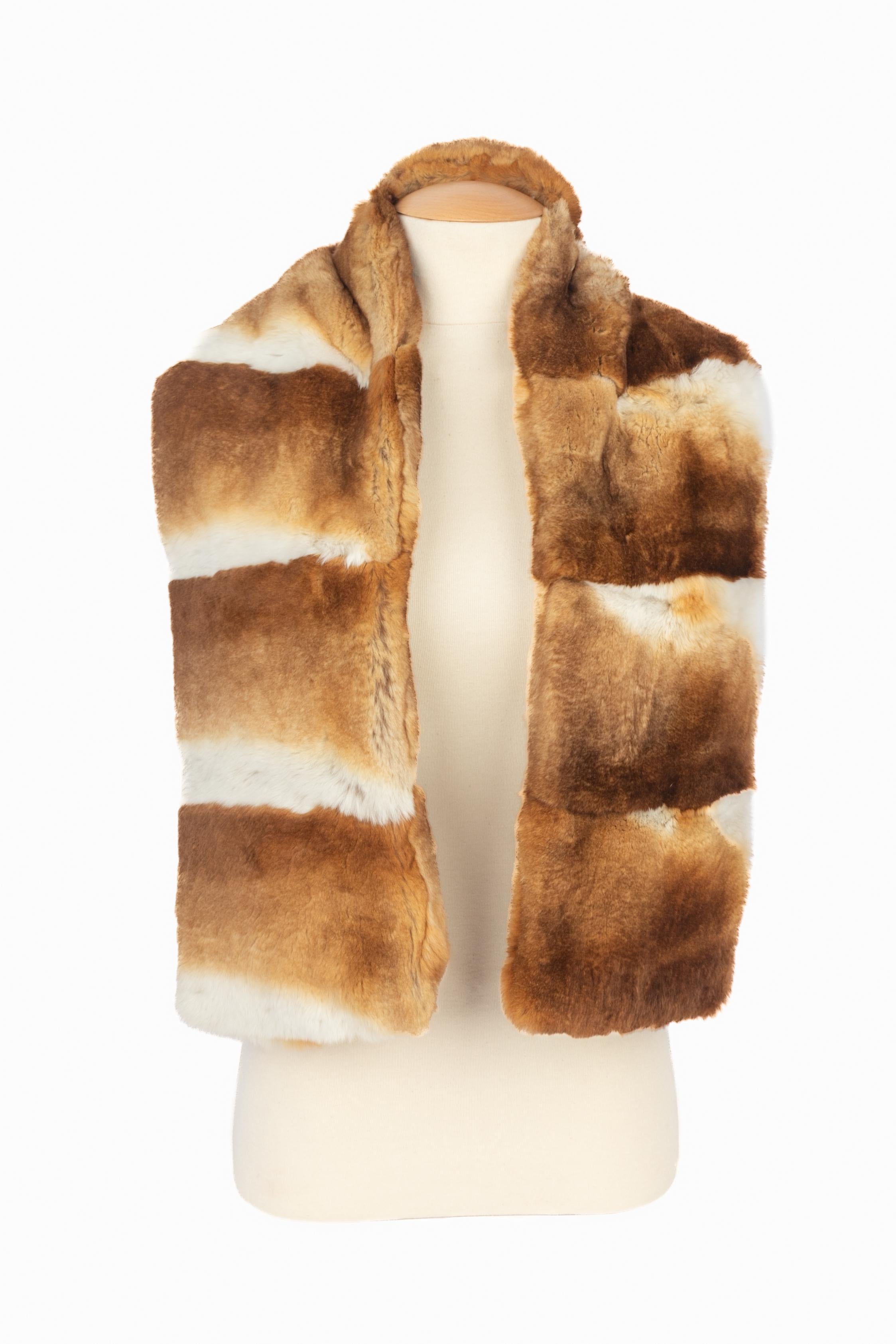 DIOR - Estola ancha de piel Orylag blanca y marrón. Colección de finales de los 90 y principios de los 2000 bajo la dirección artística de John Galliano.

Estado:
Muy buen estado

Dimensiones:
Longitud: 125 cm - Anchura: 21 cm

SKU:ACC187