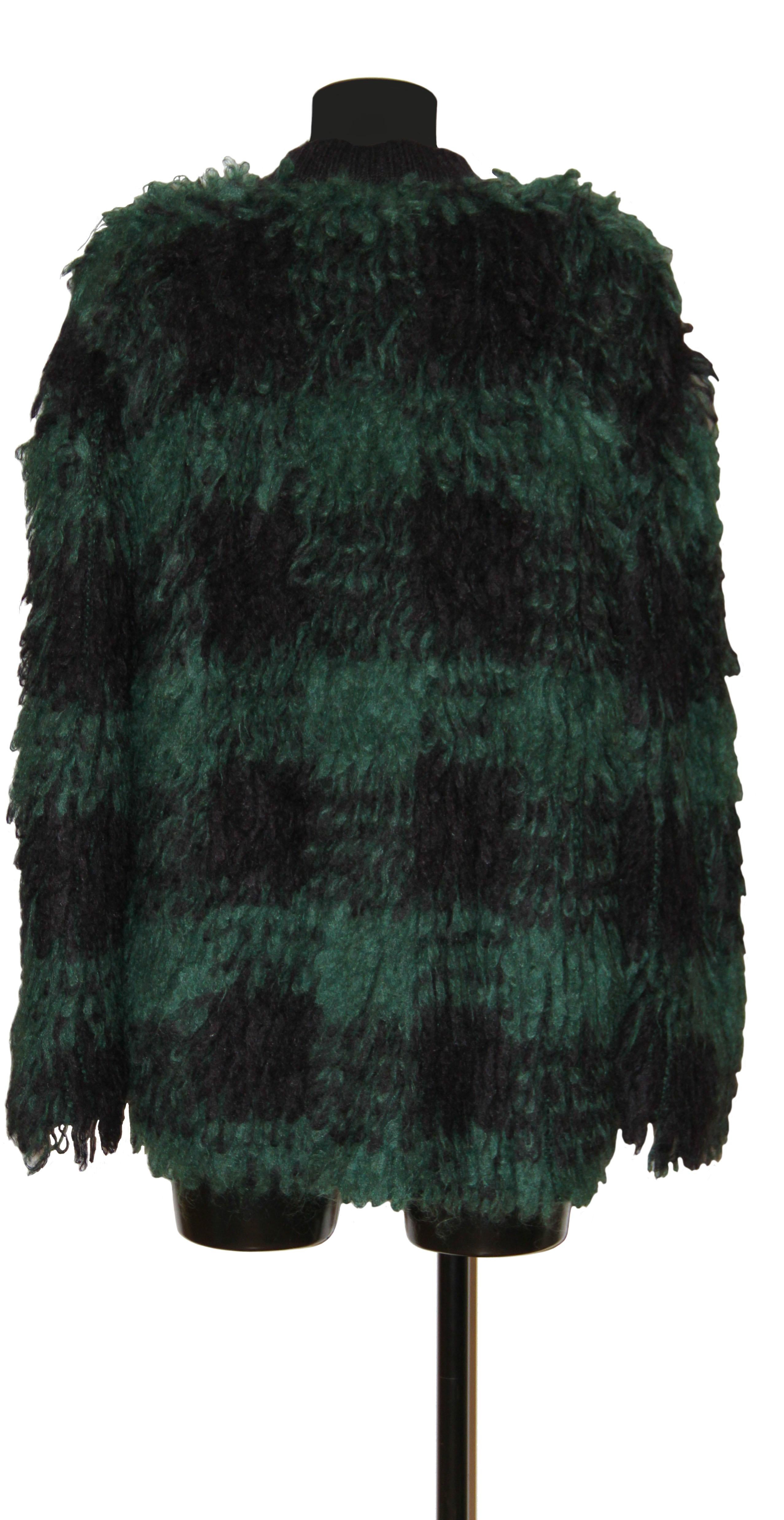 This pre-owned mohair fringed jacket is part of the Fall-Winter Ready to Wear 2019 Christian Dior Collection.

Collection: Fall-Winter Ready to Wear 2019
Fabric: 60% mohair, 34% polyamide, 6% wool
Color: black, green
Size: FR 38
Measurements: Front: