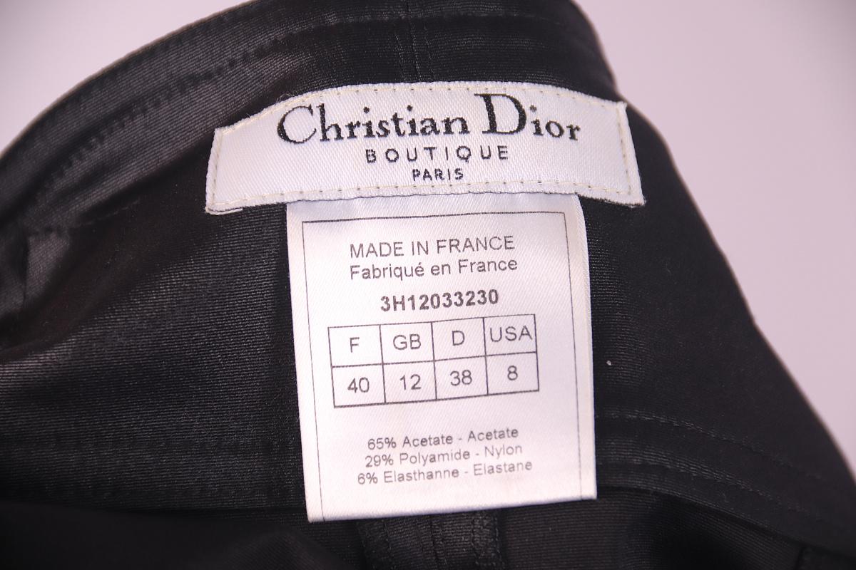 Christian Dior Galliano 2003 skirt

size F 40

excellent condition

Not long ago I read a forecast from one source about vintage trends in 2025, and among other things, there was a return of hype for Galliano-era Dior. Well, Charli XCX's performance