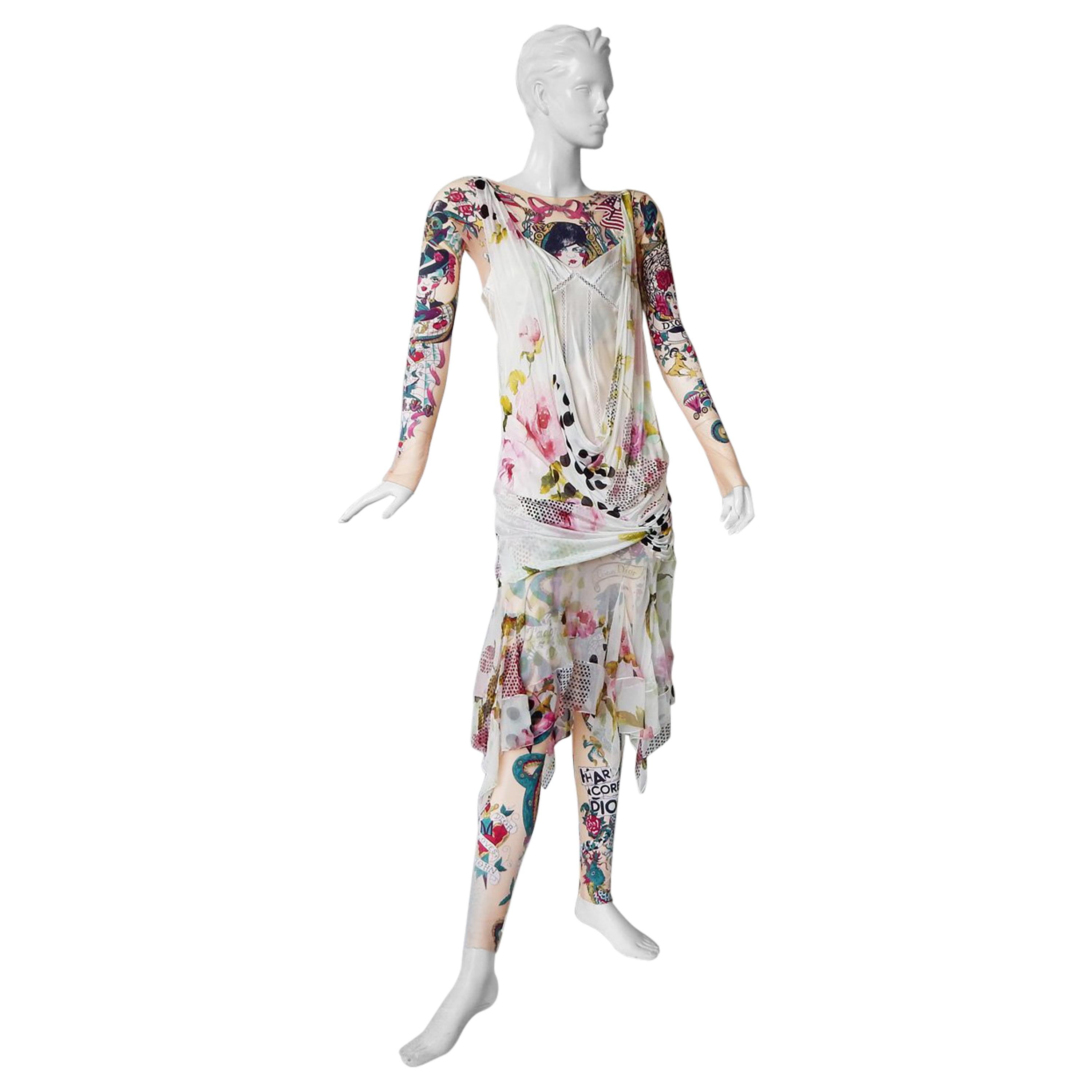 Rare Christian Dior S/S 2004 robe flapper en mousseline de soie inspirée des années 20 par John Galliano.  Comprend un costume de tatouage et des jambières sans pieds assorties.  Identique à la photo de la piste.

Délicate robe féminine de style