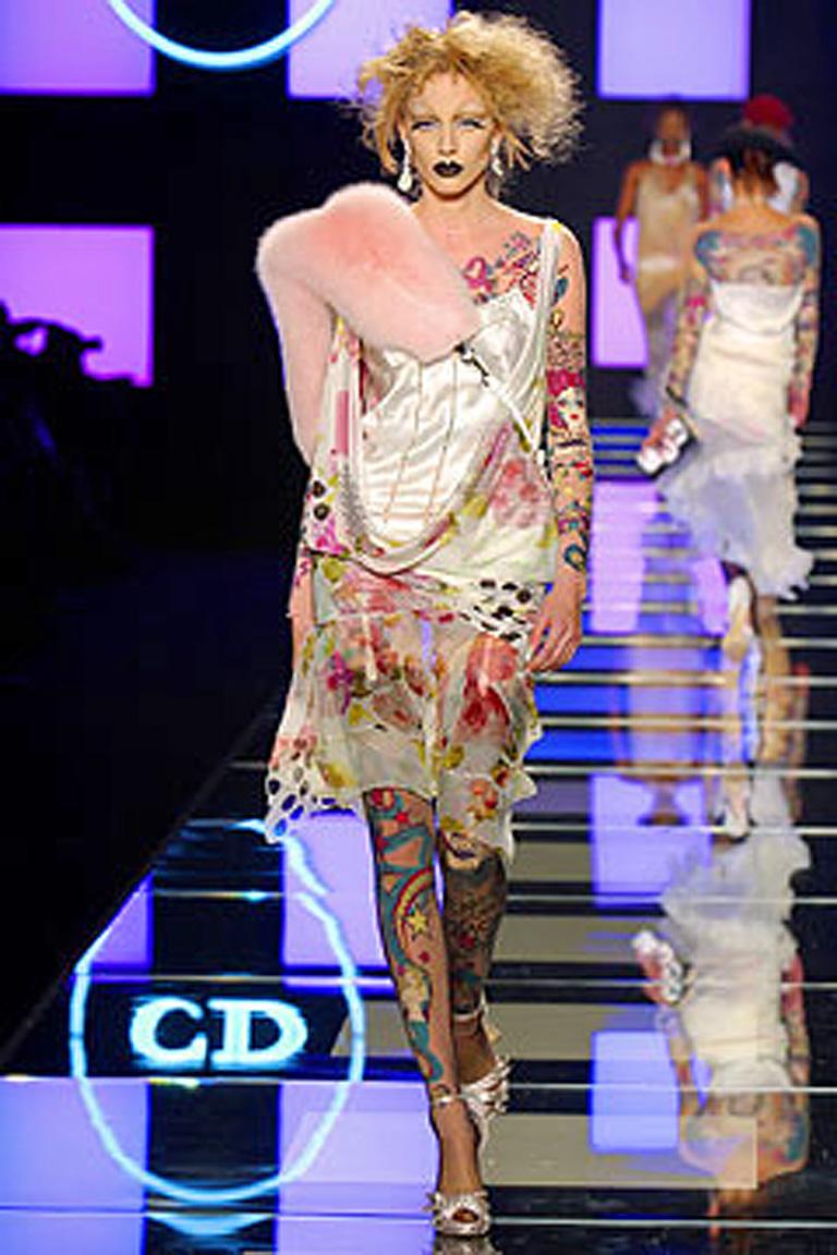 Rare Christian Dior S/S 2004 robe flapper en mousseline de soie inspirée des années 20 par John Galliano.  Comprend un costume de tatouage et des jambières sans pieds assorties.  Identique à la photo de la piste.

Délicate robe féminine de style