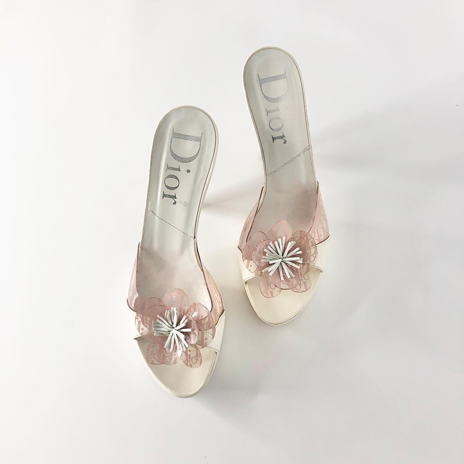 Vintage Christian Dior John Galliano Trotter Print Floral Mule Sandalen
Mit Staubbeutel
Farbe Rosa Multi
Größe 37.5EU
Obermaterial aus Lackleder
Ledersohle
Blumenausschnitt mit schrägem Dior-Muster
Plateau-Absatz
4,5 Zoll Absatzhöhe
CIRCA 2000er