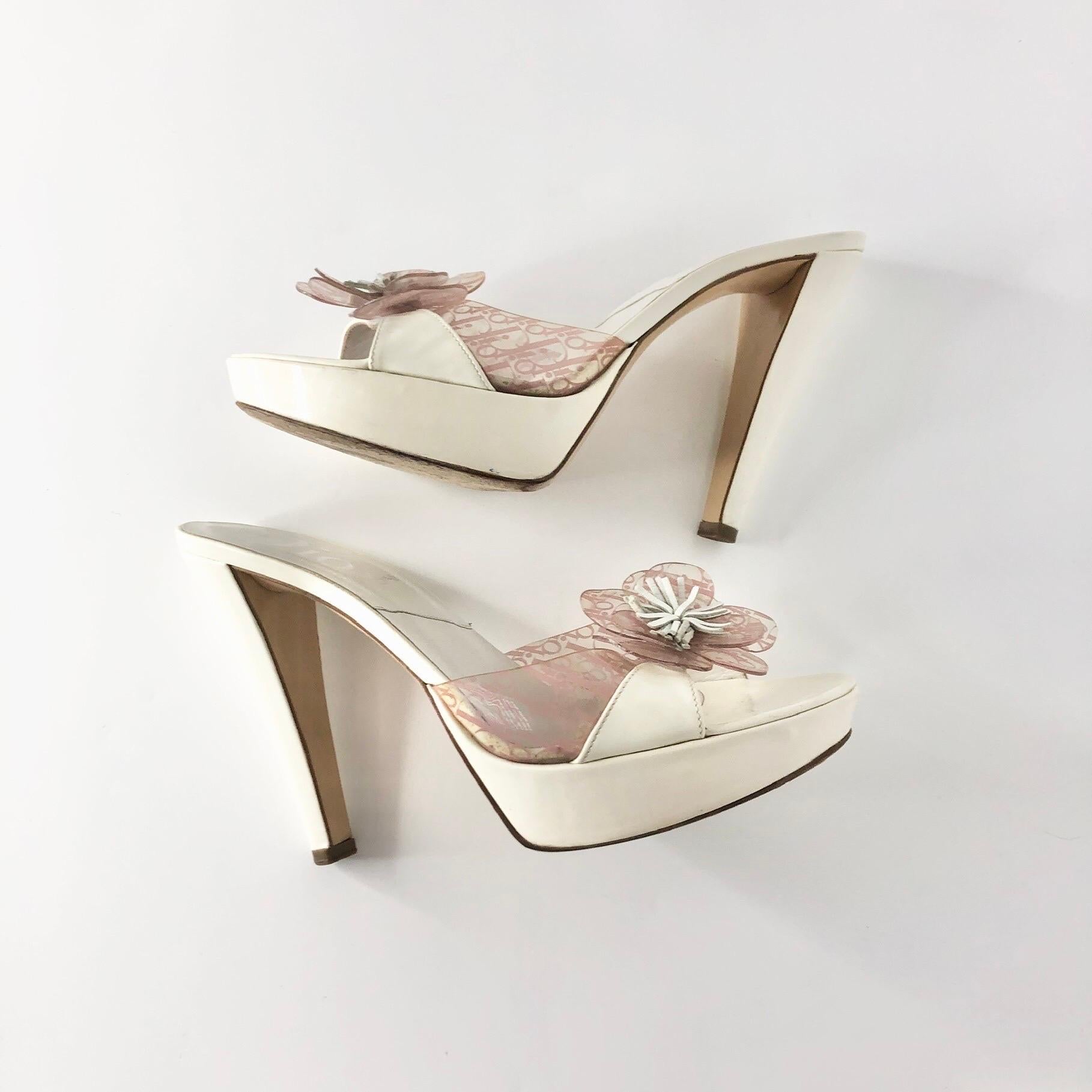 Christian Dior Galliano Rosa Logo Blume Lackleder Mules Sandalen 37.5 im Zustand „Gut“ im Angebot in Mechanicsville, VA