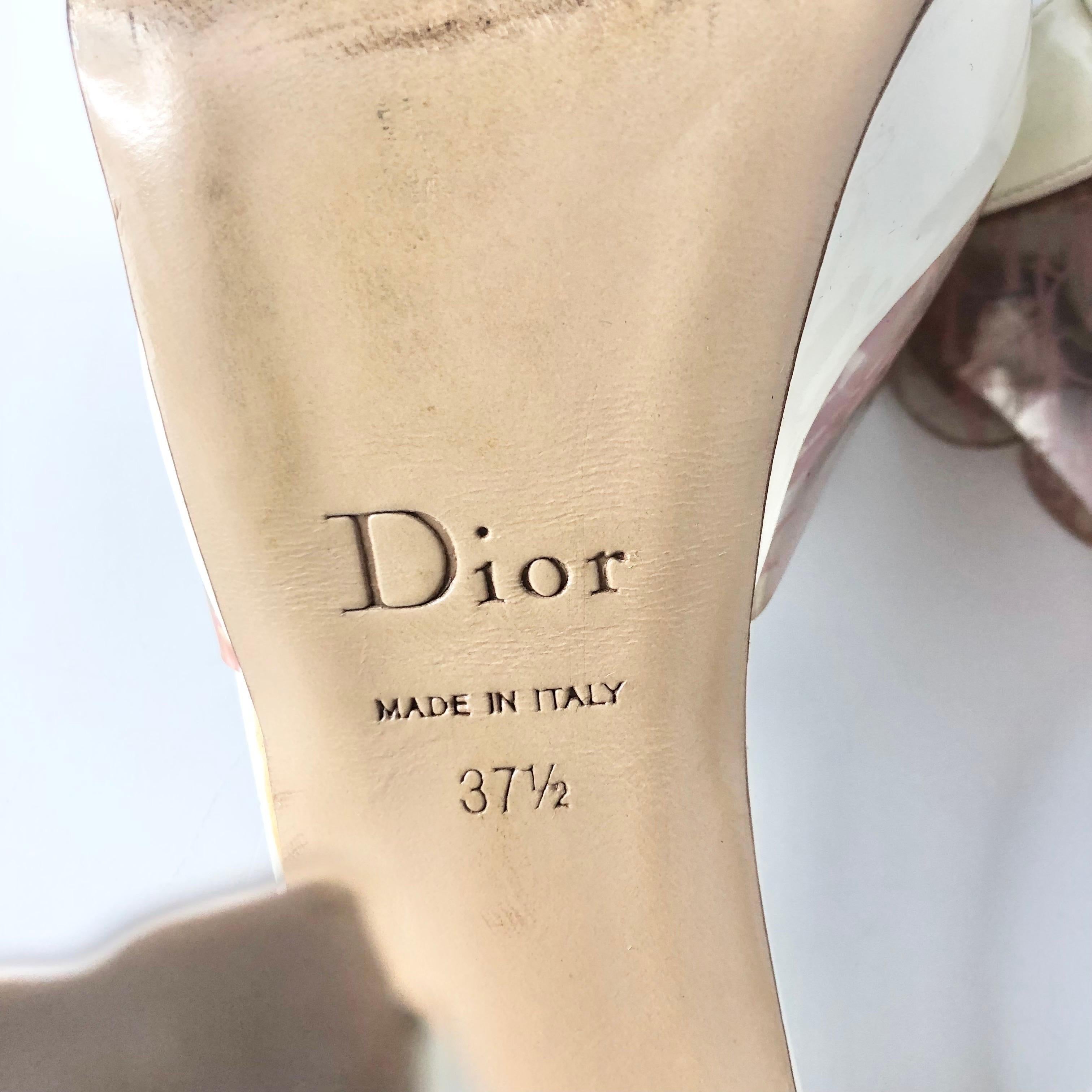 Christian Dior Galliano Rosa Logo Blume Lackleder Mules Sandalen 37.5 im Angebot 1