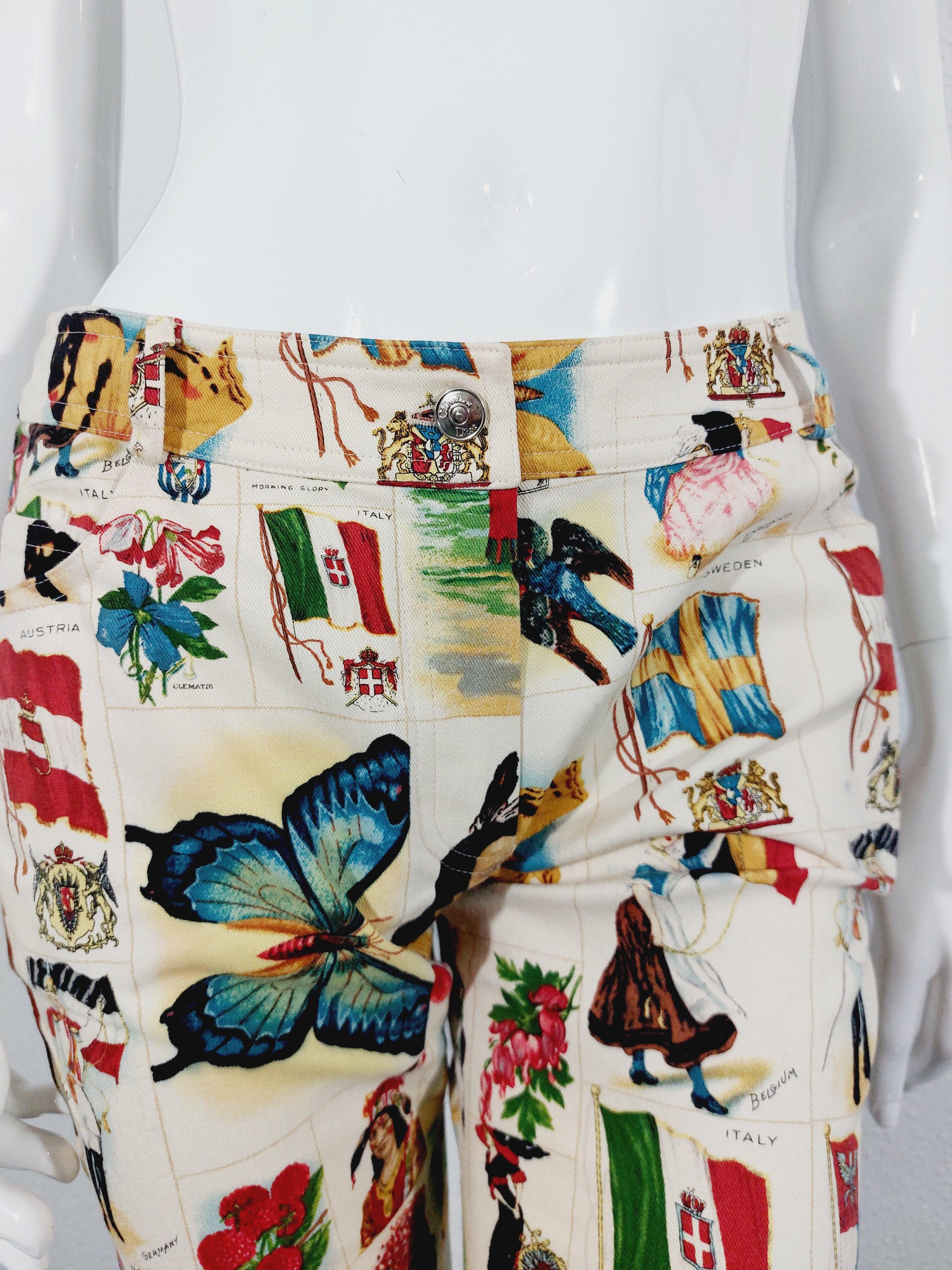 Christian Dior Galliano Stamp Flag Countries Butterfly 2002 Runway Capri Pants Excellent état - En vente à PARIS, FR