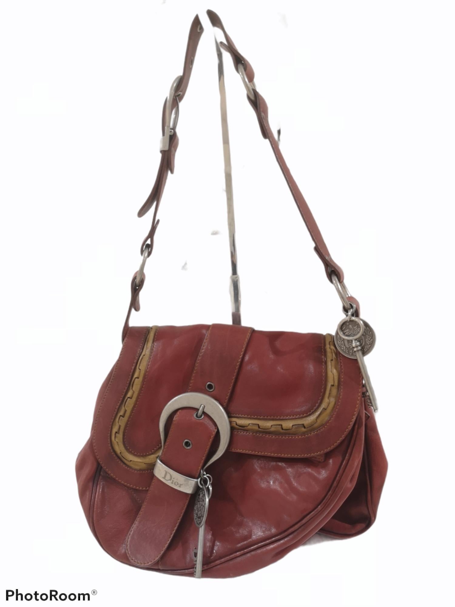 Christian Dior Gaucho saddle burgundy leather shoulder bag
embellished with silver hardware
front flap closure with buckle small front pocket and monogram lining
measurements: 24 * 29 cm, 5 cm depth
