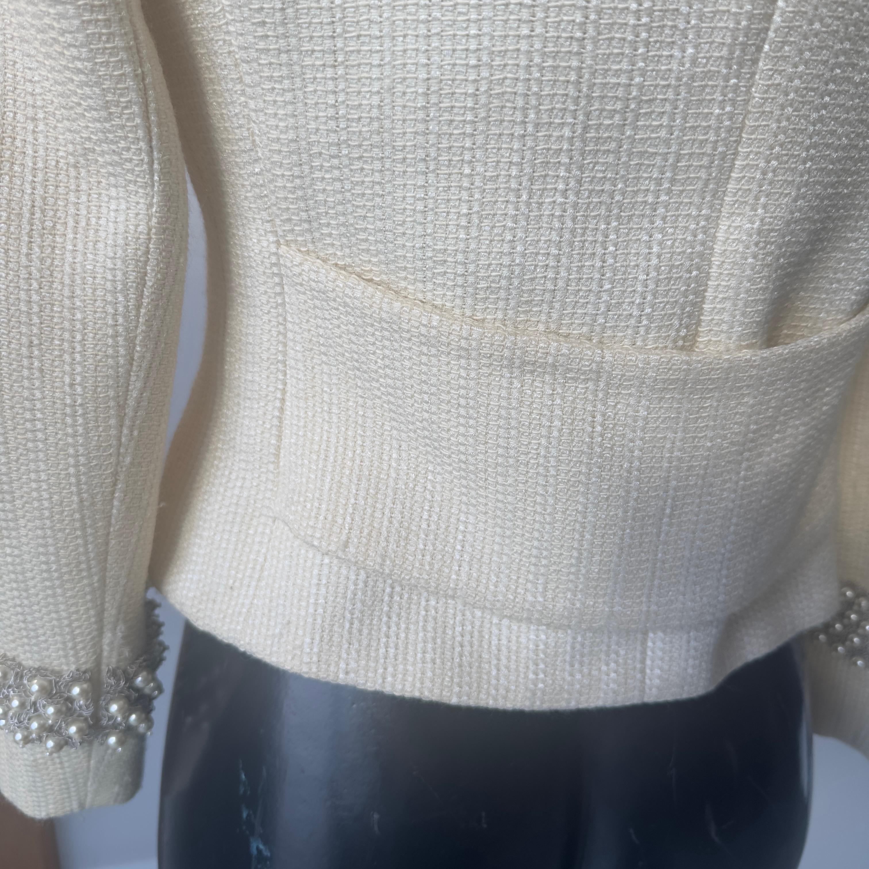 Christian Dior Boutique elfenbeinfarbene kurze Wolljacke mit Zierperlen, 1990er Jahre, Made in Italy
Eine seltene und elegante Jacke aus der Christian Dior Boutique, die in den 1990er Jahren in Italien hergestellt wurde. Ein raffiniertes