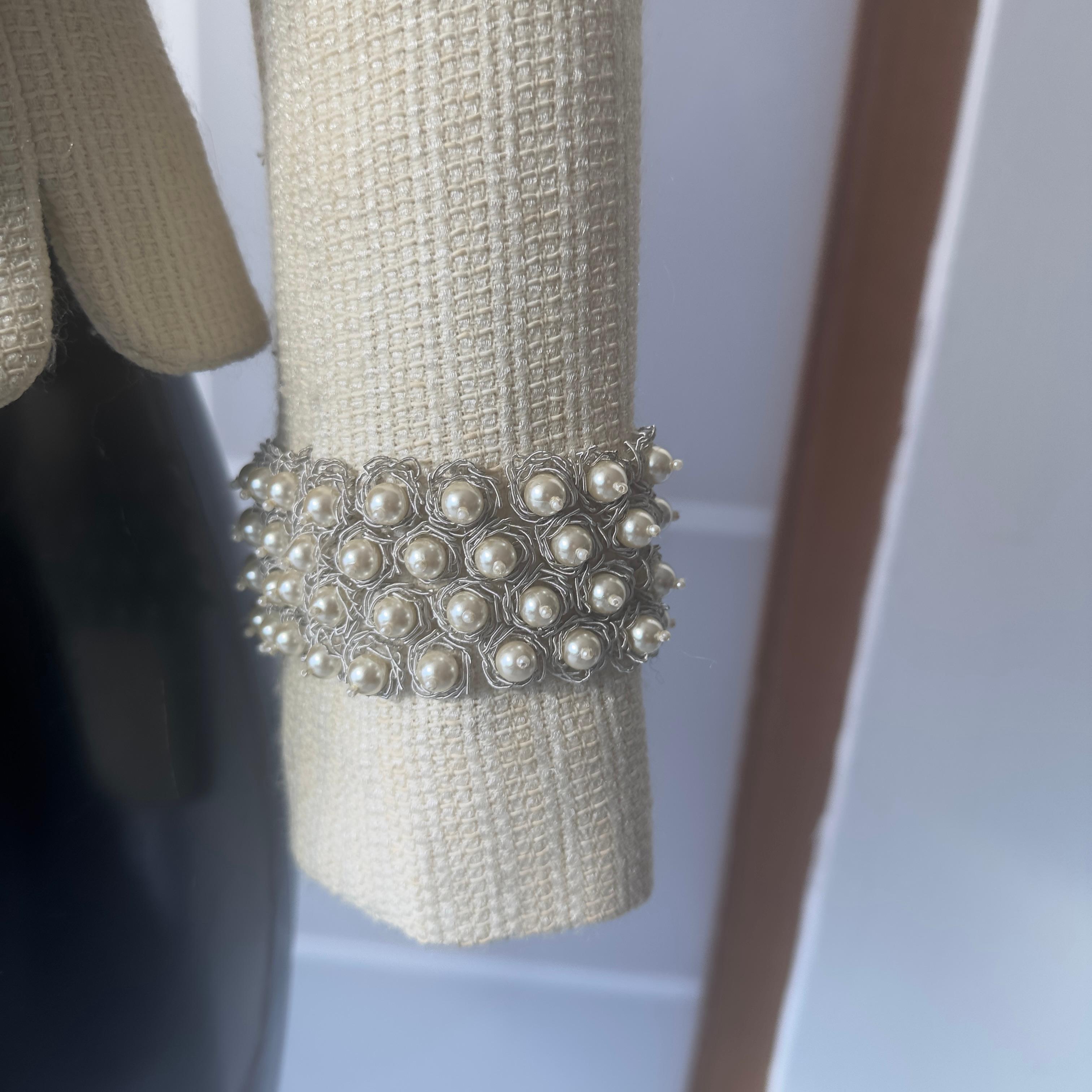 Elfenbeinfarbene Wolljacke von Christian Dior mit Perlen aus den 90ern im Angebot 4