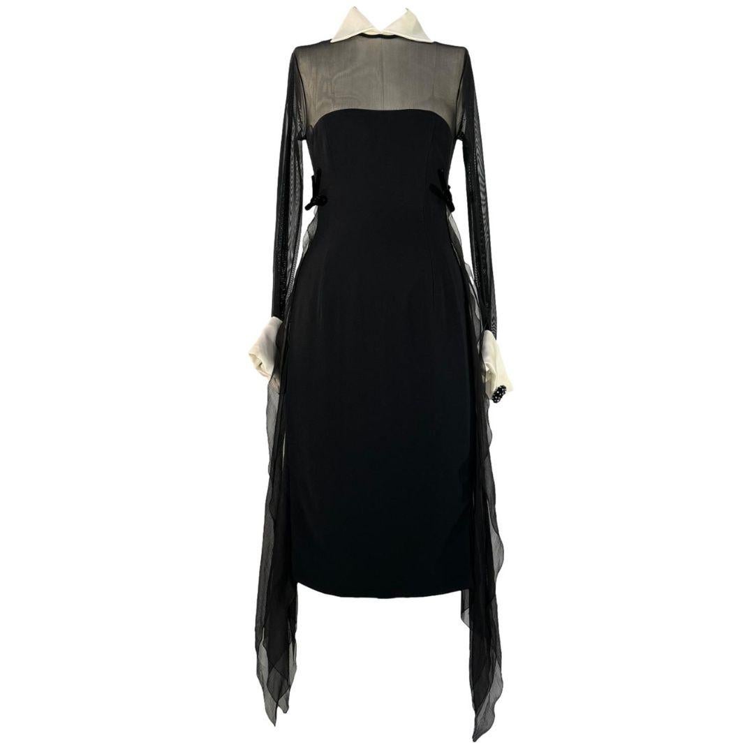 Christian Dior Gianfranco Ferre Pasarela Vestido negro con mangas transparentes, cuello y puños blancos.  Otoño/Invierno 1995 Talla 36FR

La talla del vestido vintage es pequeña.  Se ajusta más a la talla 34FR

