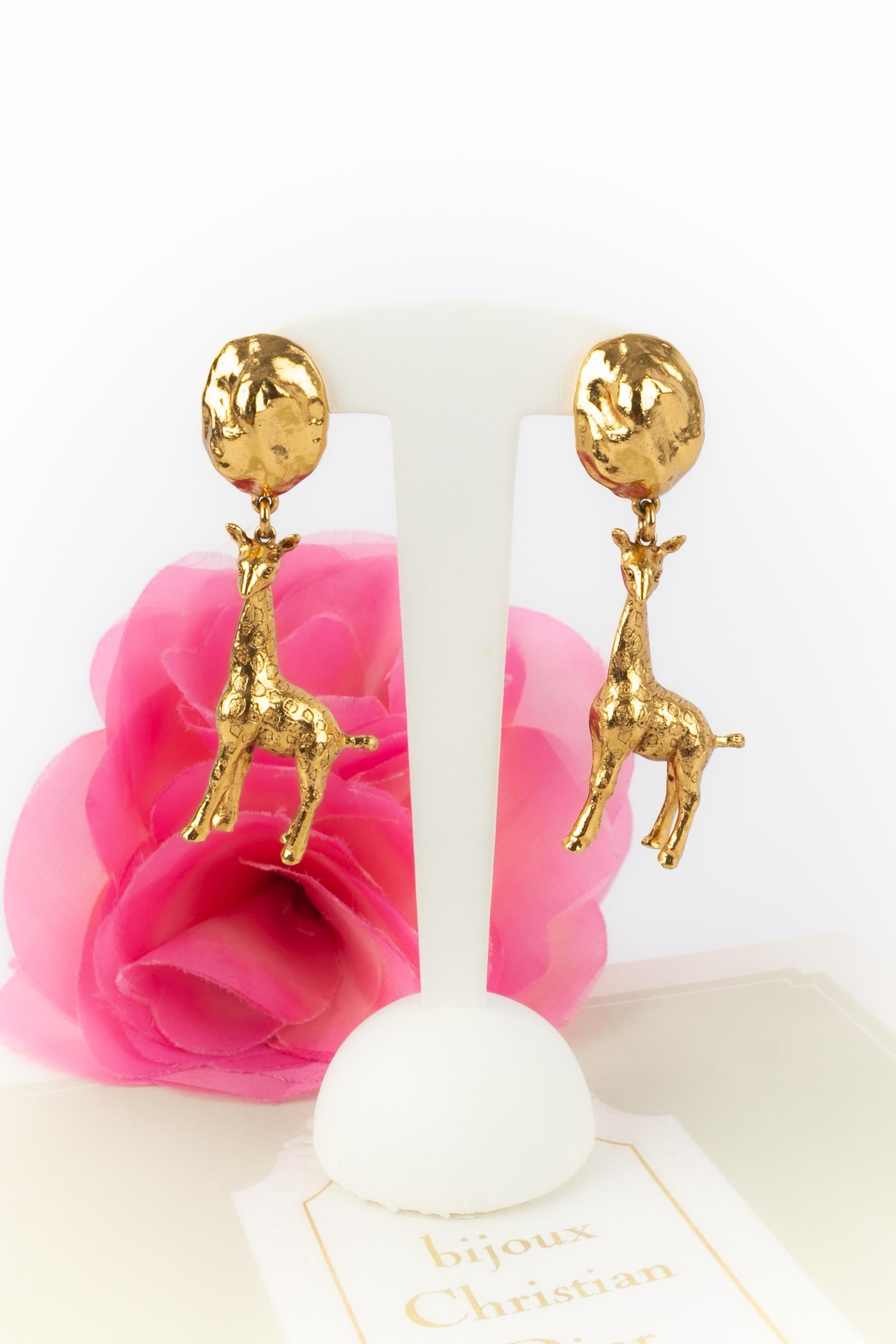 DIOR - (Made in France) Orecchini in metallo dorato raffiguranti giraffe.

Condizioni:
Ottime condizioni

Dimensioni:
Altezza: 7 cm

SKU:BO166