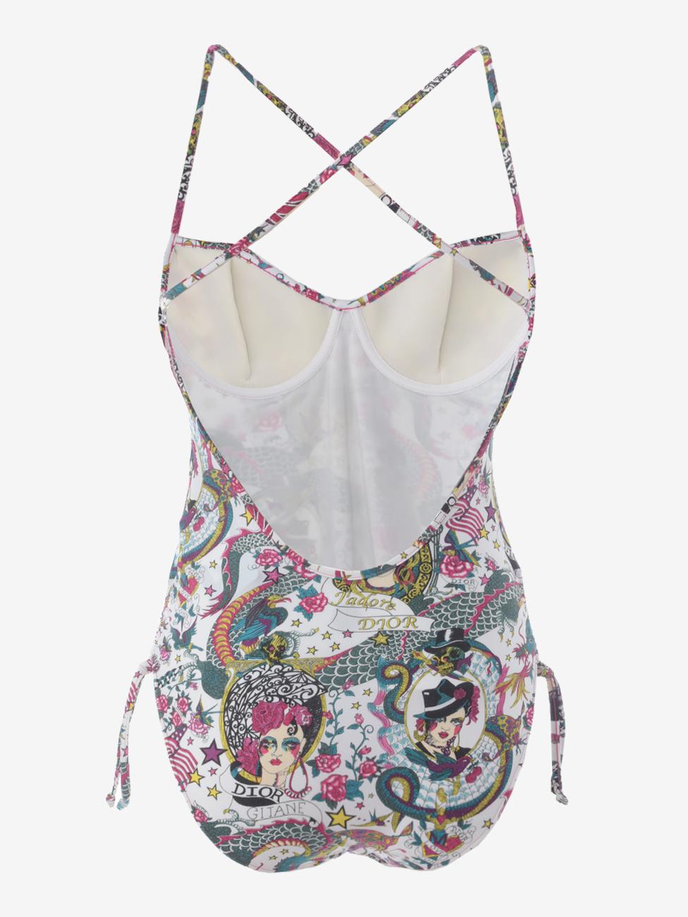 Christian Dior Gitane Print Swimsuit est une pièce rare de la collection ss 2004 de John Galliano, composée d'un maillot de bain une pièce avec bretelles croisées dans le dos, bonnets à armatures rembourrées et encolure à volants, et d'un paréo à
