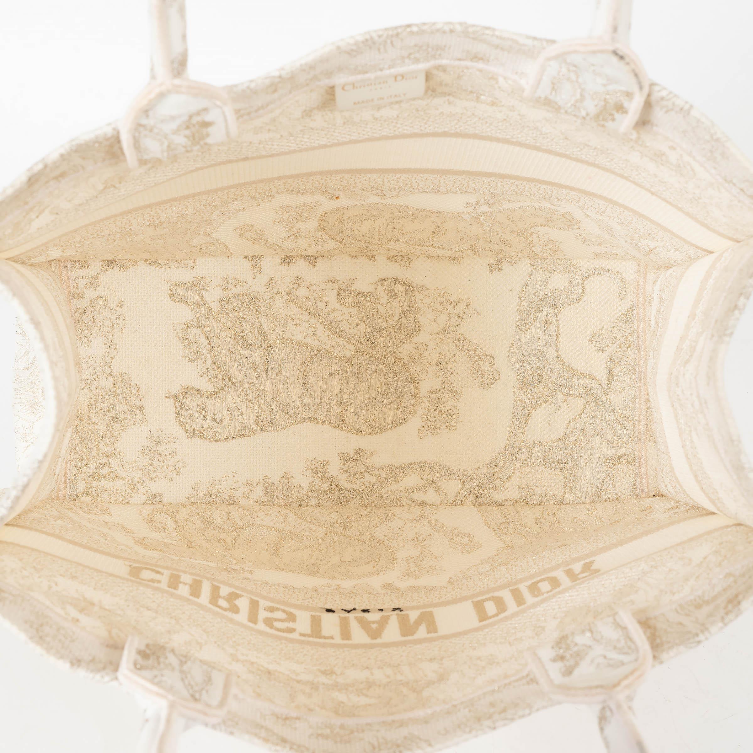 CHRISTIAN DIOR 2021 TOILE DE JOUY MEDIUM BOOK TOTE Bag en vente 1