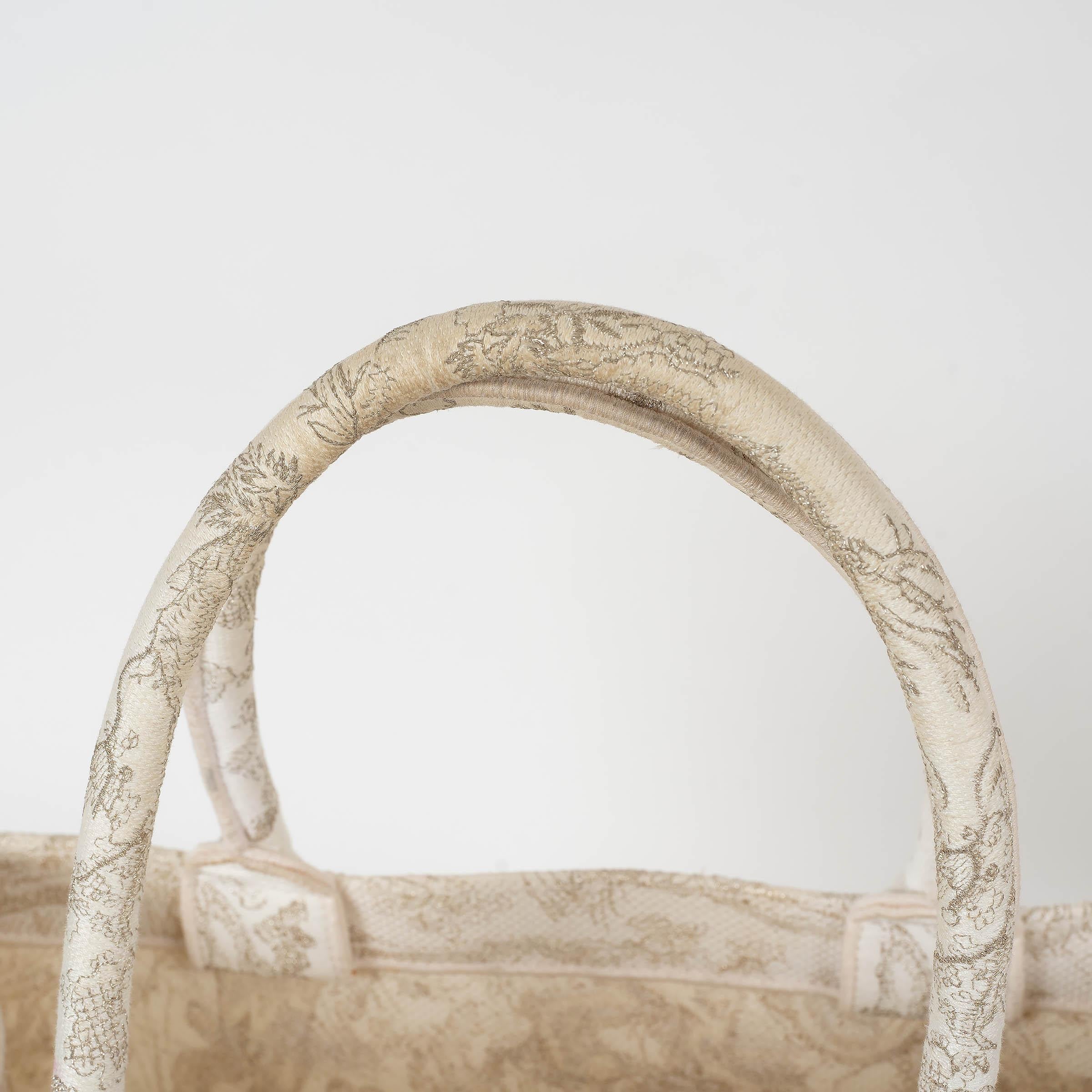 CHRISTIAN DIOR 2021 TOILE DE JOUY MEDIUM BOOK TOTE Bag en vente 4