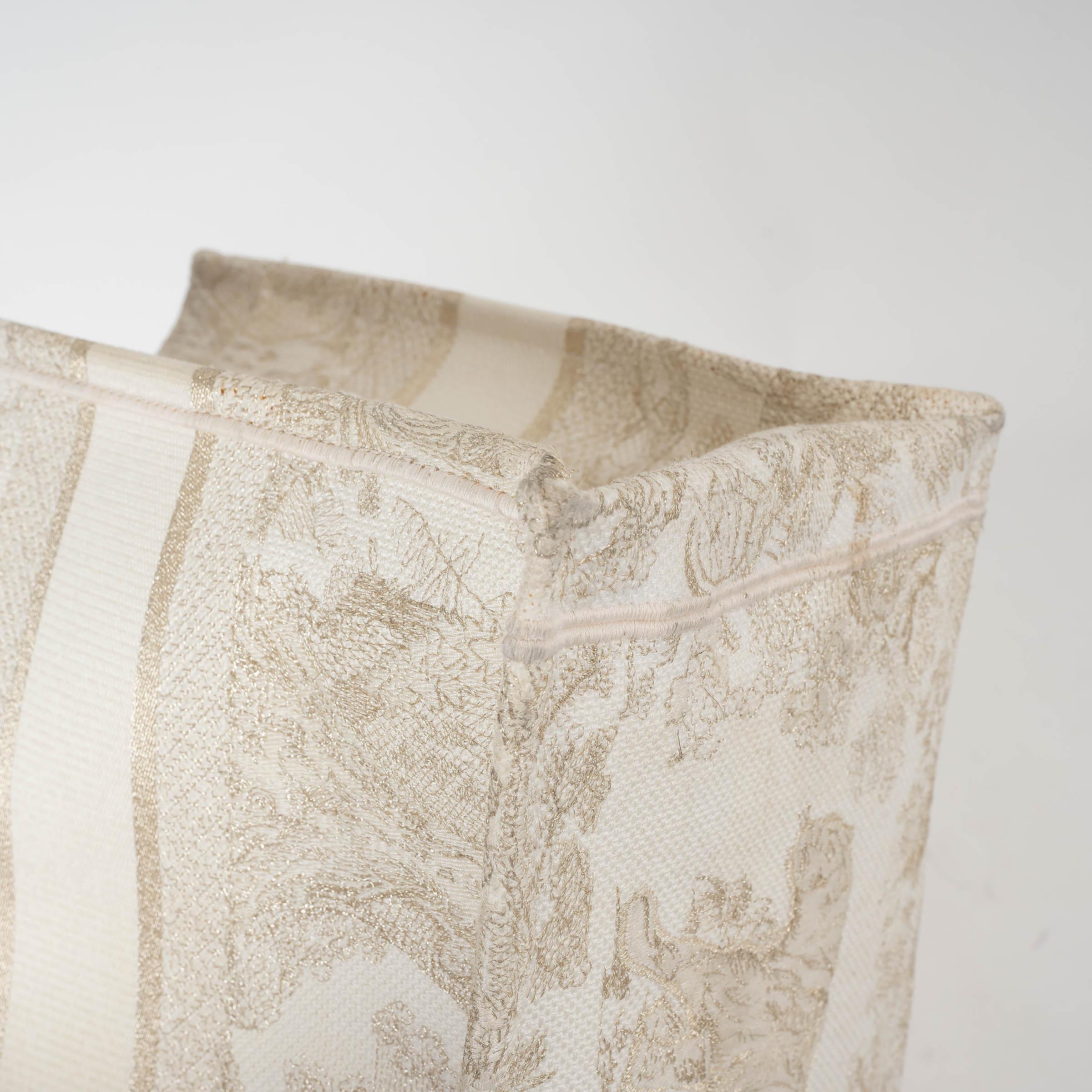 CHRISTIAN DIOR 2021 TOILE DE JOUY MEDIUM BOOK TOTE Bag en vente 5