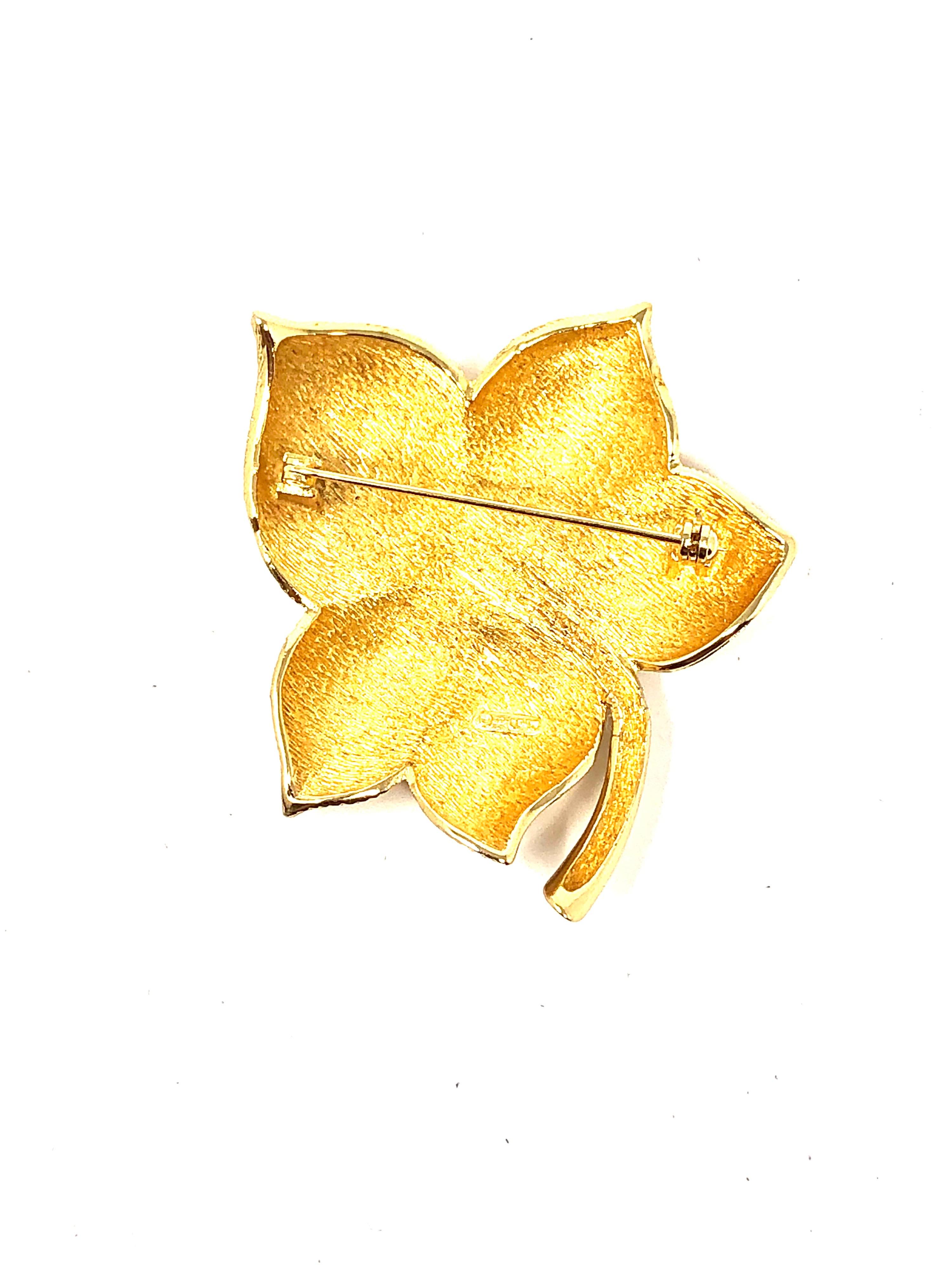 This vintage Christian Dior Gold tone Leaf Brooch is in excellent condition. Perfect to place on the lapel of your favorite blazer.
 
Length 2