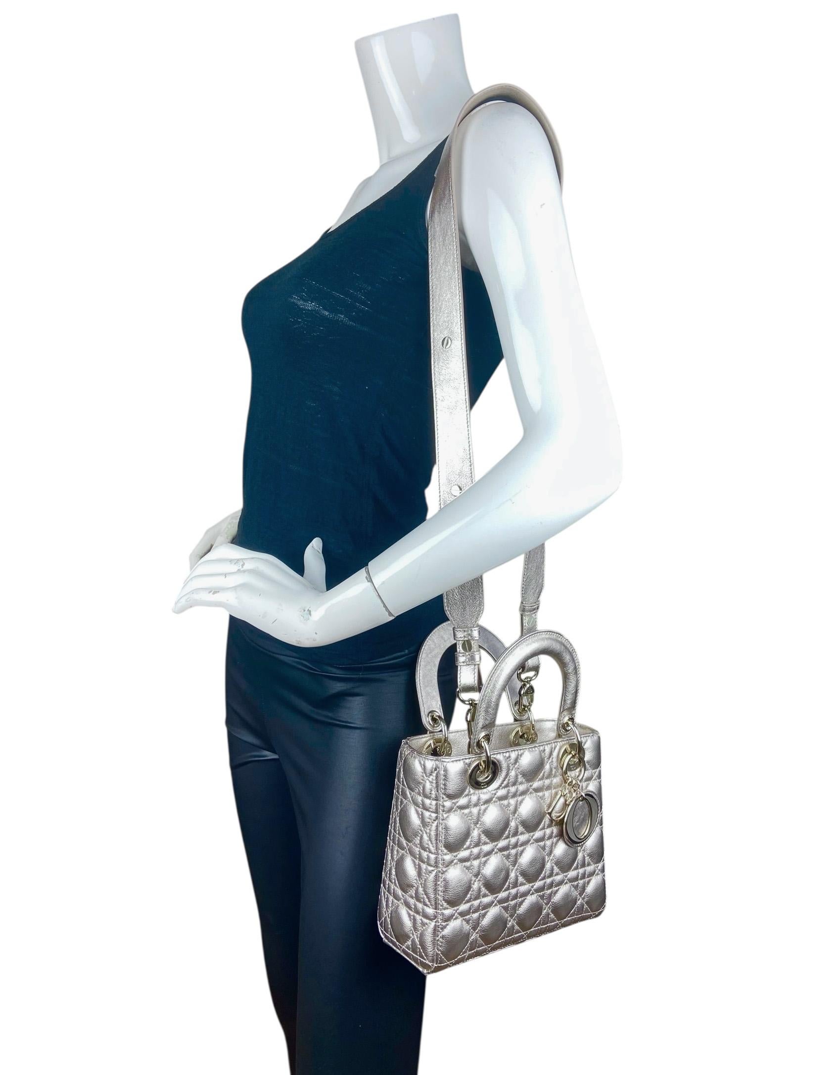 Christian Dior Borsa Cannage trapuntata in pelle oro My ABCDior Small Lady Dior. 

Prodotto in: Italia
Anno di produzione: 2024
Colore: oro champagne
Hardware: Oro pallido
Materiali: Pelle di agnello
Fodera: Pelle scamosciata 
Chiusura/Apertura: