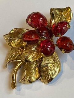 Christian Dior Broche feuilles d'or et baies rouges de 1969