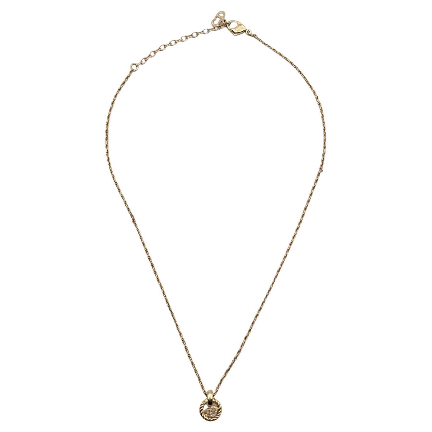 Christian Dior - Collana a catena con ciondolo piccolo in metallo dorato con logo CD in vendita