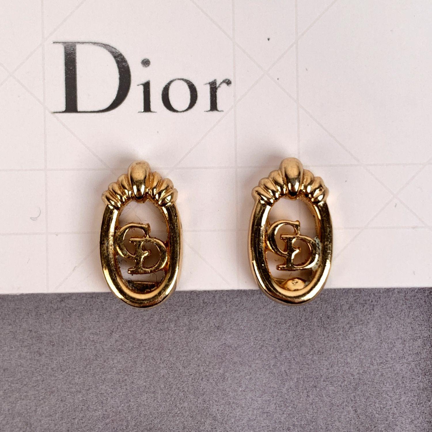 Beautiful earrings by Christian Dior. They are finely crafted in gold metal and feature a oval-shape and CD logo in the center. Clip on closure on the back. 'CH.DIOR Germany' engraved on the reverse of the earrings. Height: 15 mm



Condition

A -