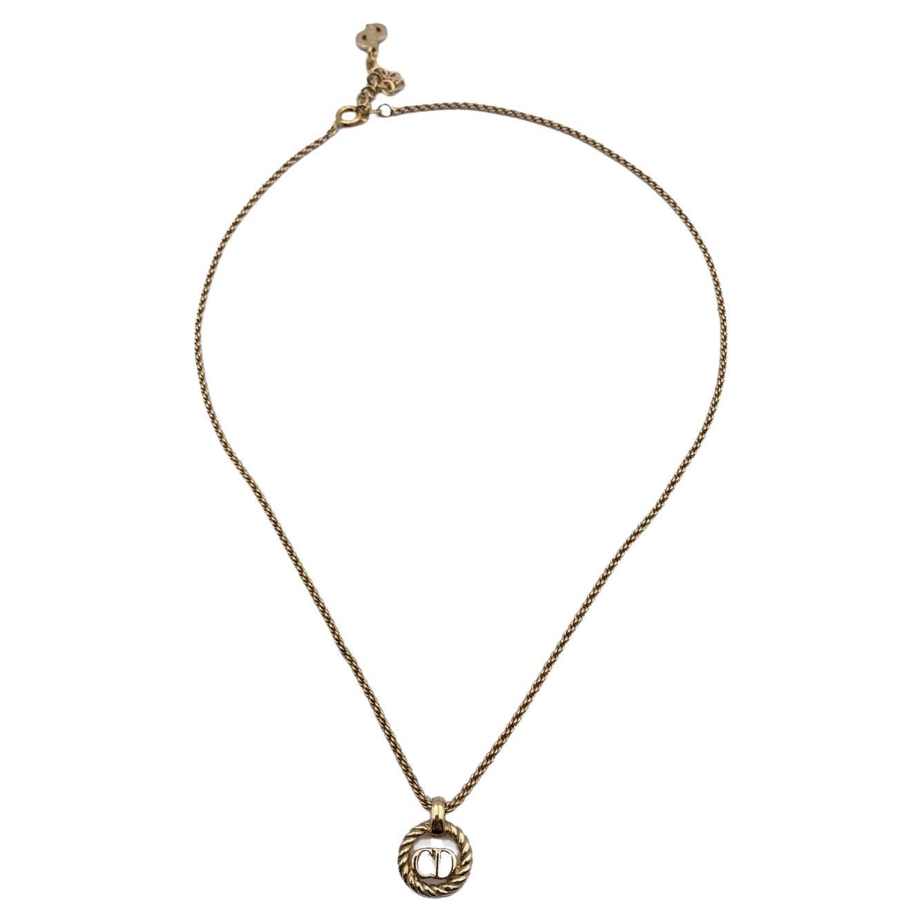 Christian Dior - Collana a catena con ciondolo CD rotondo in metallo dorato