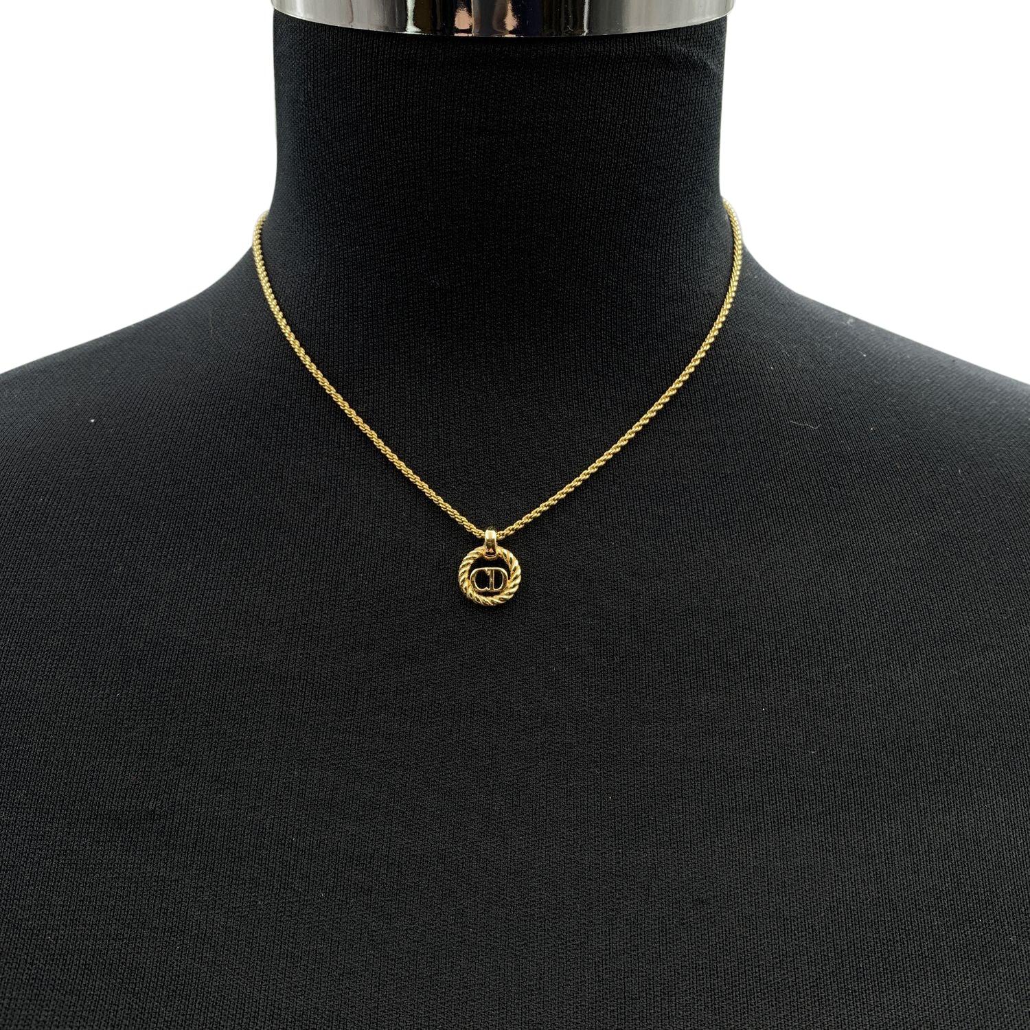 Collana vintage a catena in metallo dorato di Christian Dior con piccolo ciondolo rotondo con logo CD. Chiusura aragosta. Piccolo ciondolo CD alla fine della collana. Lunghezza della catena: circa 16,5 pollici - 41,8 cm Conditio A - ECCELLENTE Usato