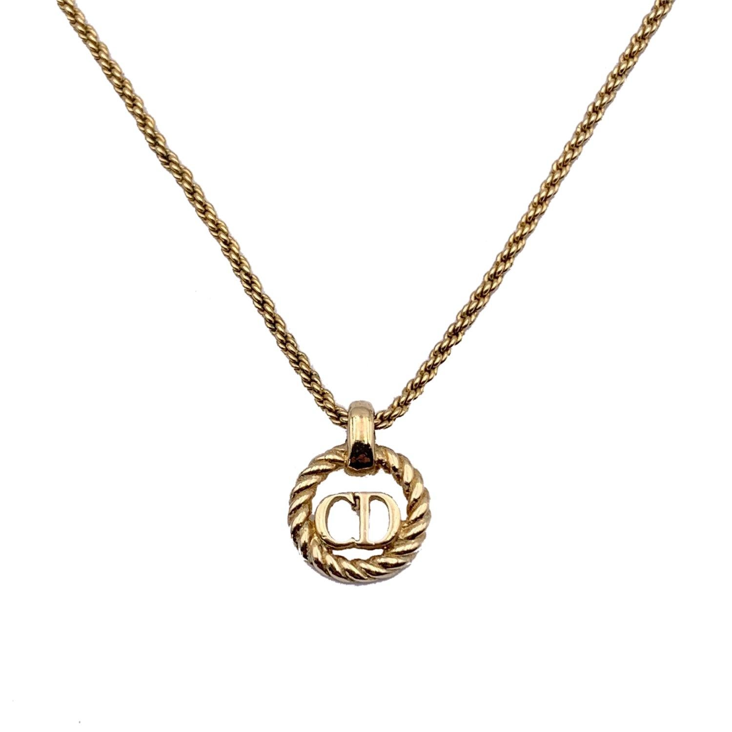 Christian Dior - Collana a catena con ciondolo rotondo in metallo dorato con logo CD di piccole dimensioni In condizioni ottime in vendita a Rome, Rome