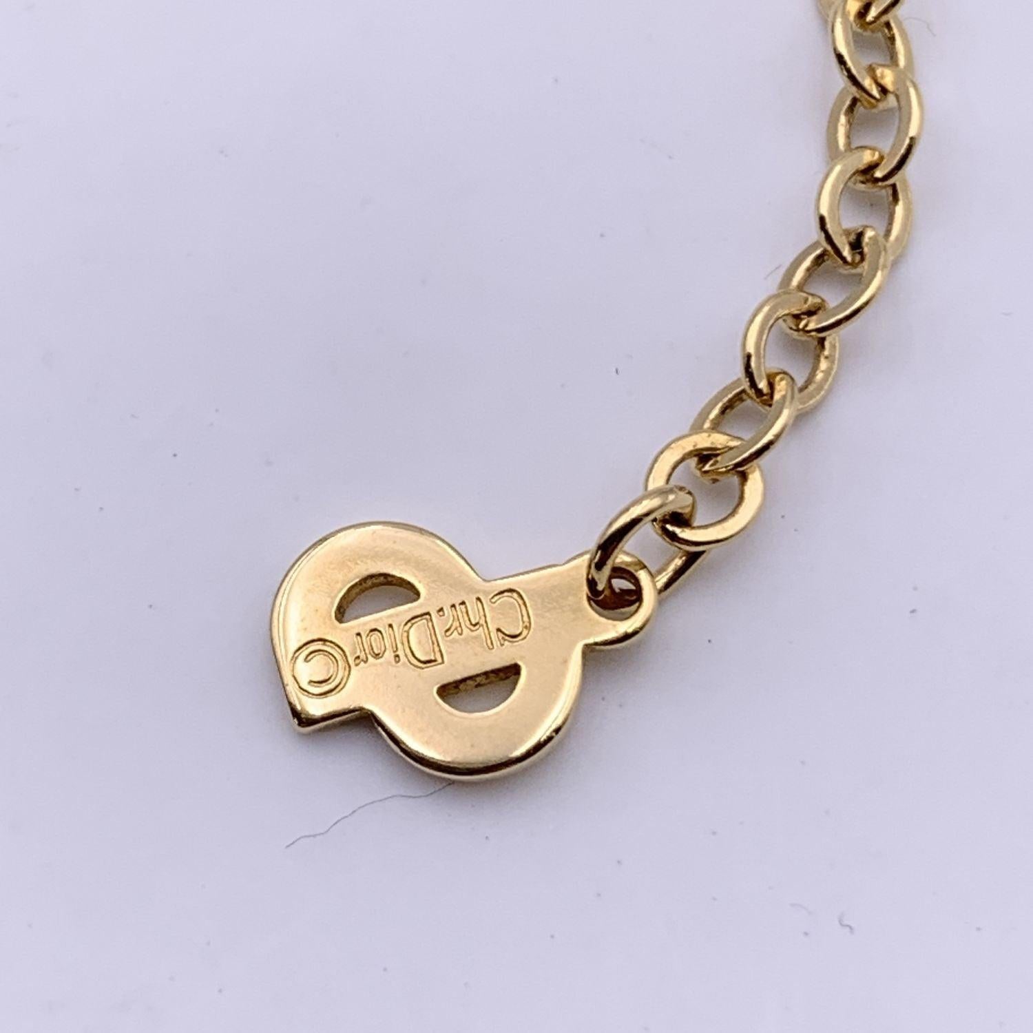 Donna Christian Dior - Collana a catena con ciondolo rotondo in metallo dorato con logo CD di piccole dimensioni in vendita