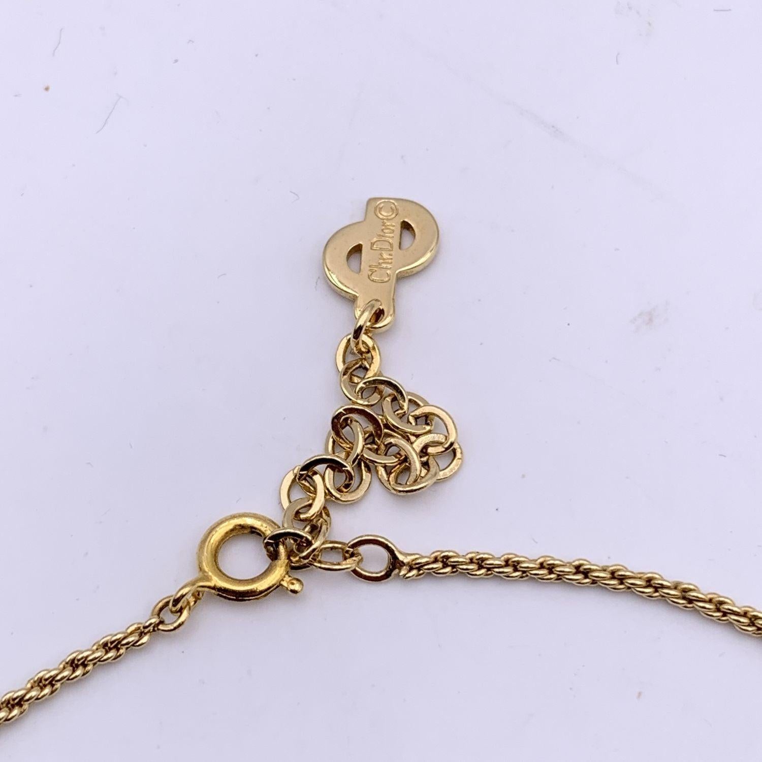 Christian Dior - Collana a catena con ciondolo rotondo in metallo dorato con logo CD di piccole dimensioni in vendita 1