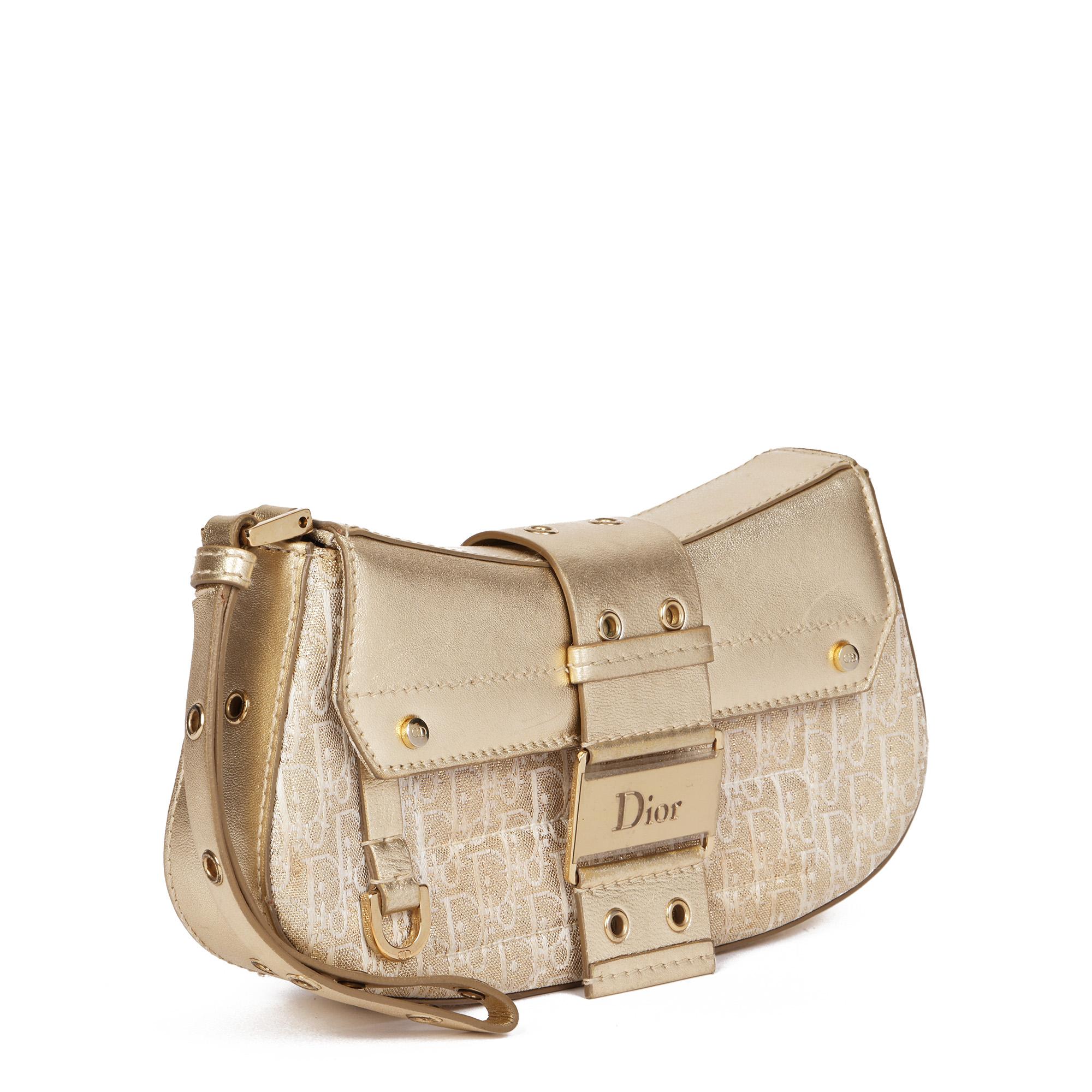 CHRISTIAN DIOR
Gold Monogram Canvas & Gold Calfskin Leather Vintage Columbus Wristlet

Xupes Reference: CB693
Serial Number: 15-MA-1012
Age (Circa): 2002
Authenticity Details: Date Stamp (Made in Italy)
Gender: Ladies
Type: Wristlet

Colour: