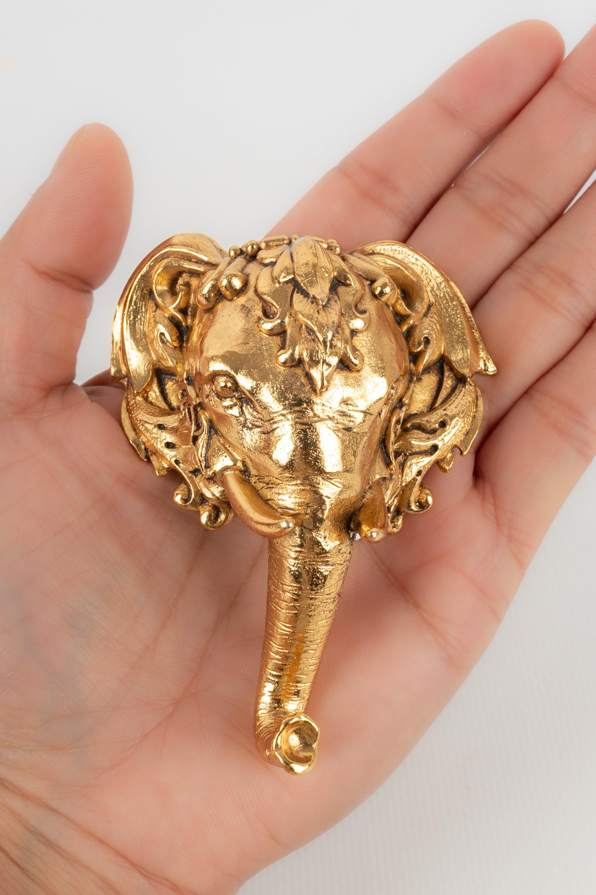 Christian Dior - Gold-plated metal pendant brooch depicting an elephant head

Additional information:
Condition: Very good condition
Dimensions: Height: 9 cm

Seller Reference: BR44
