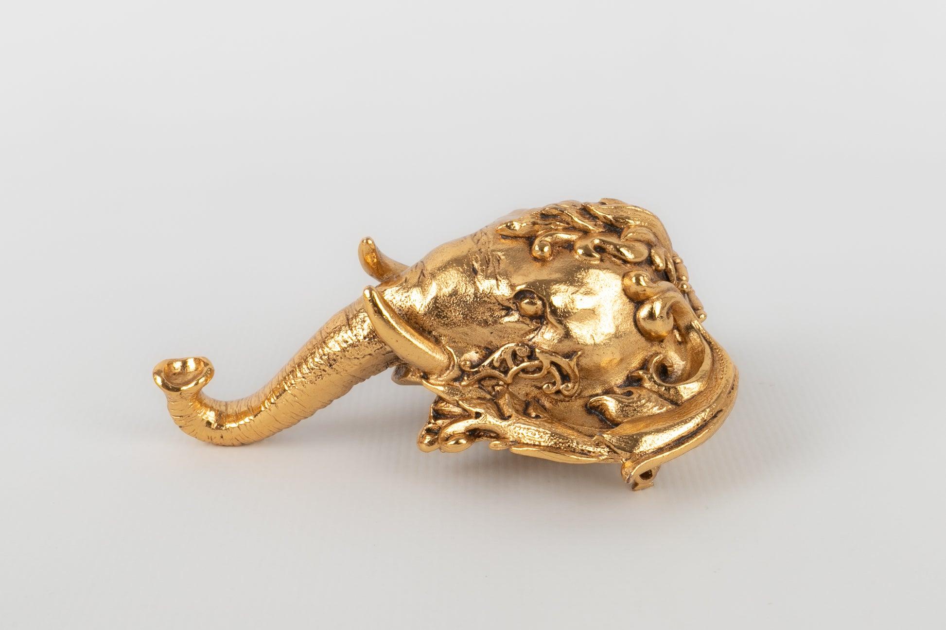 Christian Dior Gold-Plated Metal Pendant Brooch Depicting an Elephant Head In Excellent Condition For Sale In SAINT-OUEN-SUR-SEINE, FR